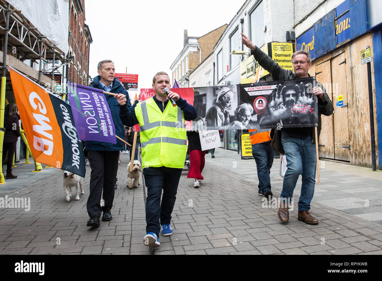 Maidenhead, Berkshire, Regno Unito. Il 23 febbraio, 2019. Matt Rodda, manodopera MP per la lettura di Oriente, unisce i membri del Windsor e Maidenhead rami del partito laburista e di Unison e GMB i sindacati a una protesta in primo ministro Theresa Maggio sua circoscrizione contro previsto tagli di spesa di £6.8m al bilancio 2019/2020 dal Royal Borough of Windsor e Maidenhead. Oltre mille persone hanno firmato una petizione al consiglio chiedono una alternativa per i tagli. Credito: Mark Kerrison/Alamy Live News Foto Stock