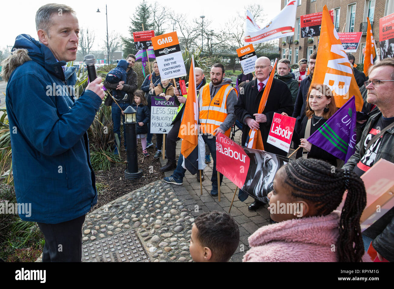 Maidenhead, Berkshire, Regno Unito. Il 23 febbraio, 2019. Matt Rodda, manodopera MP per la lettura a est, gli indirizzi dei membri della Windsor e Maidenhead rami del partito laburista e di Unison e GMB i sindacati a una protesta al di fuori Maidenhead Municipio in primo ministro Theresa Maggio sua circoscrizione contro previsto tagli di spesa di £6.8m al bilancio 2019/2020 dal Royal Borough of Windsor e Maidenhead. Oltre mille persone hanno firmato una petizione al consiglio chiedono una alternativa per i tagli. Credito: Mark Kerrison/Alamy Live News Foto Stock