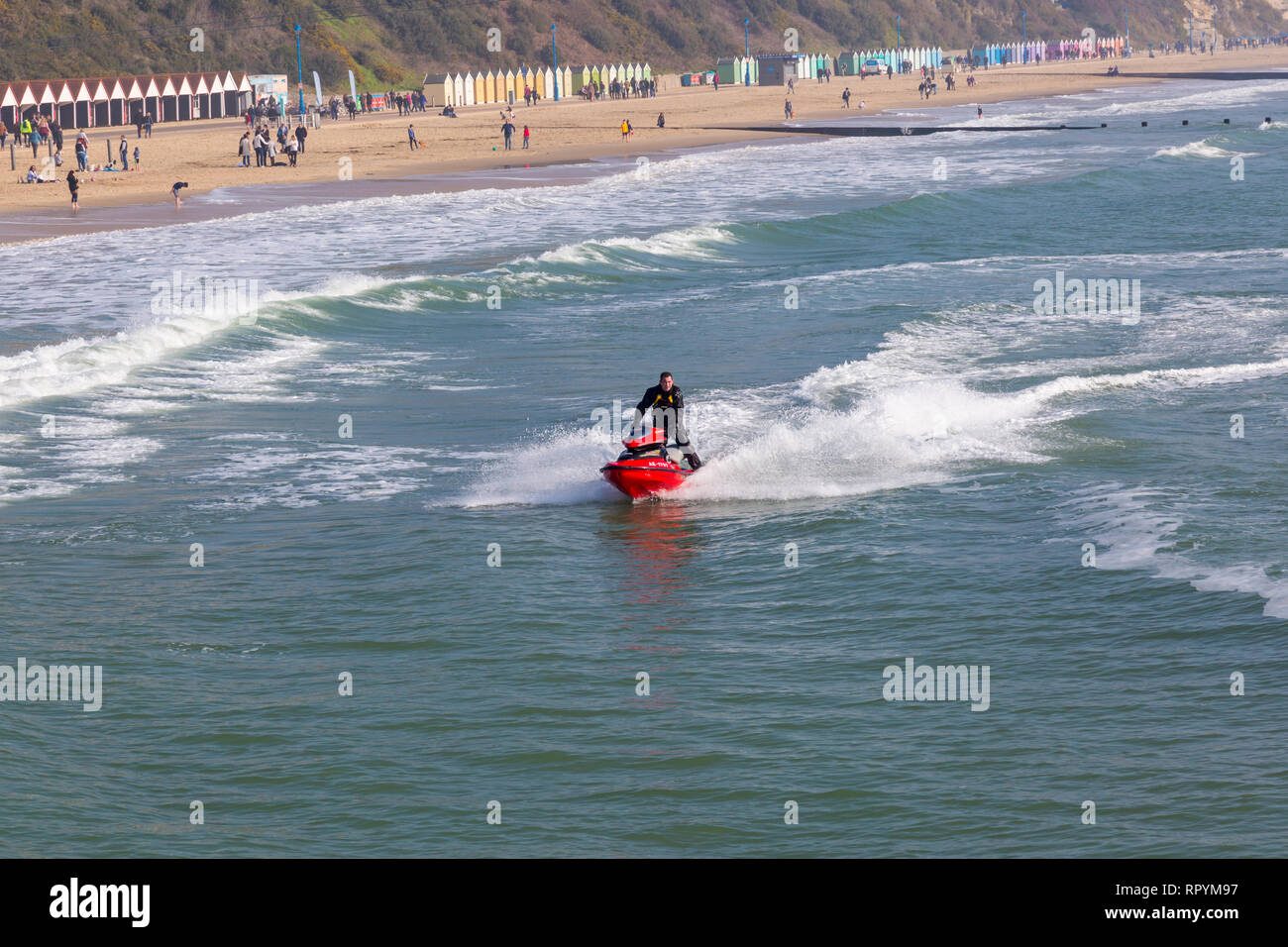 Bournemouth, Dorset, Regno Unito. 23 febbraio 2019. Tempo in Gran Bretagna: Bella giornata calda e soleggiata a Bournemouth, mentre i visitatori si dirigono verso il mare per godersi il sole alle spiagge di Bournemouth. Gli appassionati di moto d'acqua potranno provare la spiaggia di Bournemouth con le loro abilità acrobatiche e i loro trick. Gli appassionati di moto d'acqua, gli appassionati di moto d'acqua, gli appassionati di moto d'acqua, gli appassionati di moto d'acqua, gli appassionati di moto d'acqua, gli appassionati di moto d'acqua, gli appassionati di moto Credit: Carolyn Jenkins/Alamy Live News Foto Stock