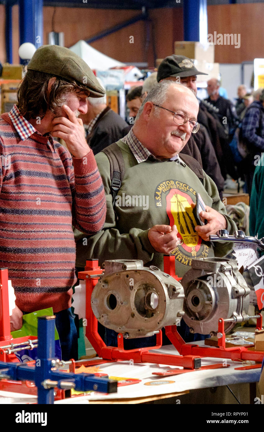 Shepton Mallet, Somerset, Regno Unito. 23rd febbraio 2019 gli appassionati di motociclette si riuniscono per il primo giorno della mostra Carol Nash Classic Motorcycle del 39th. Stand commerciali e individui hanno mostrato i loro due tesori ruote. La frase 'ne ho avuto uno come quello' è stata sentita molte volte come l'atmosfera amichevole e accogliente ha rivivuto la nostalgia. ©Alamy Live News / MR Standfast Credit: MR Standfast/Alamy Live News Foto Stock