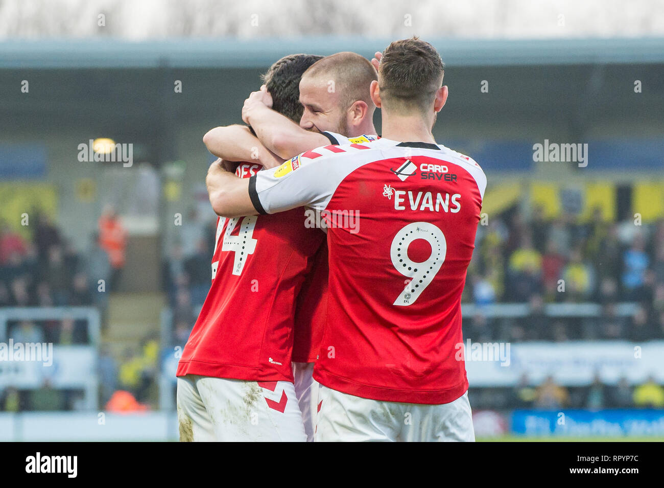 Burton upon Trent, Regno Unito. Il 23 febbraio, 2019. Ashley Nadesan di Fleetwood città si congratula con i suoi compagni di squadra dopo egli segna un punto durante il cielo EFL scommettere League 1 match tra Burton Albion e Fleetwood Town a Pirelli Stadium, Burton upon Trent, in Inghilterra il 23 febbraio 2019. Foto di Matteo Buchan. Solo uso editoriale, è richiesta una licenza per uso commerciale. Nessun uso in scommesse, giochi o un singolo giocatore/club/league pubblicazioni. Credit: UK Sports Pics Ltd/Alamy Live News Foto Stock