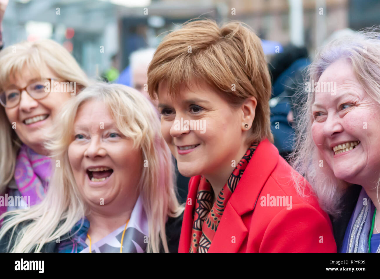 Glasgow, Scotland, Regno Unito. Il 23 febbraio, 2019. Il primo ministro di Scozia Nicola Storione MSP si unisce al rally per anni cinquanta nato Scottish donne contro la pensione statale di ingiustizia, WASPI. Le donne che sono nati negli anni cinquanta hanno avuto la qualifica età della loro pensione di stato cambiato da fino a sei anni risultante in pension perdite fino a £48.000. Credito: Berretto Alamy/Live News Foto Stock