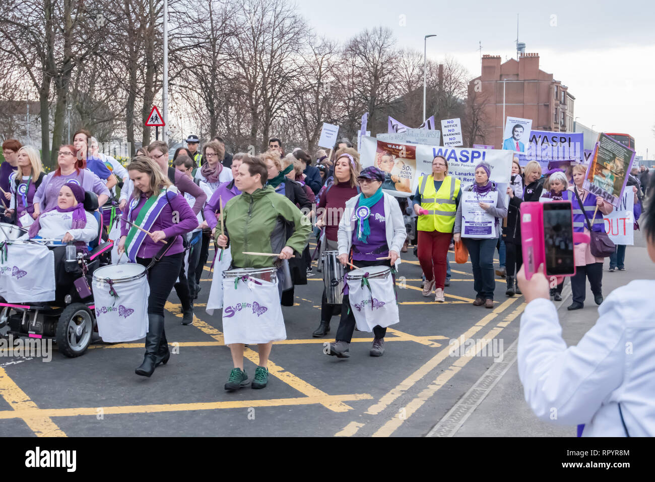 Glasgow, Scotland, Regno Unito. Il 23 febbraio, 2019. Rally per anni cinquanta nato Scottish donne contro la pensione statale di ingiustizia, WASPI. Le donne che sono nati negli anni cinquanta hanno avuto la qualifica età della loro pensione di stato cambiato da fino a sei anni risultante in pension perdite fino a £48.000. Credito: Berretto Alamy/Live News Foto Stock