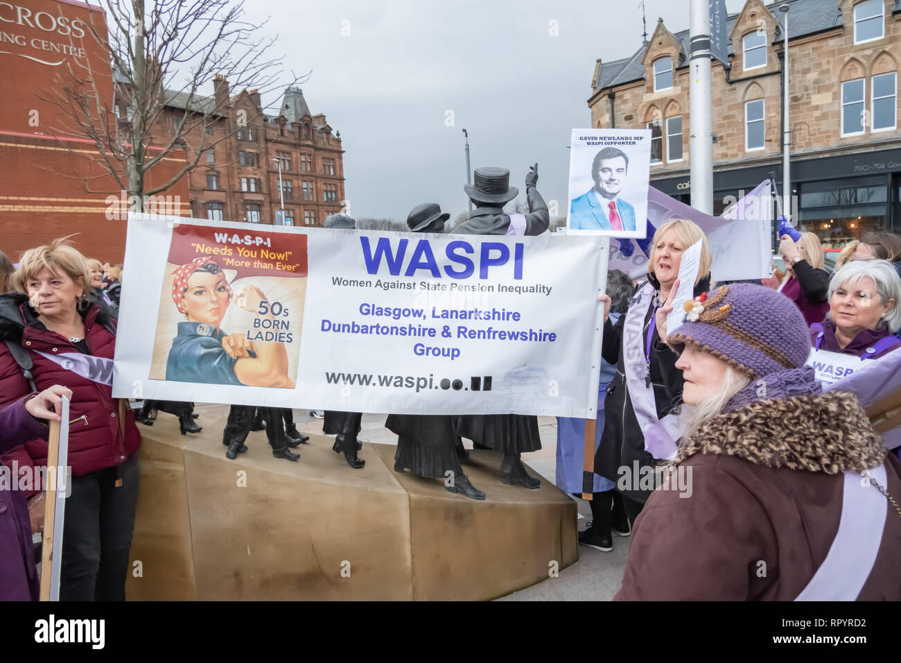 Glasgow, Scotland, Regno Unito. Il 23 febbraio, 2019. La Maria Barbour statua in Govan è stato il punto di arrivo del rally per anni cinquanta nato Scottish donne contro la pensione statale di ingiustizia, WASPI. Le donne che sono nati negli anni cinquanta hanno avuto la qualifica età della loro pensione di stato cambiato da fino a sei anni risultante in pension perdite fino a £48.000. Credito: Berretto Alamy/Live News Foto Stock