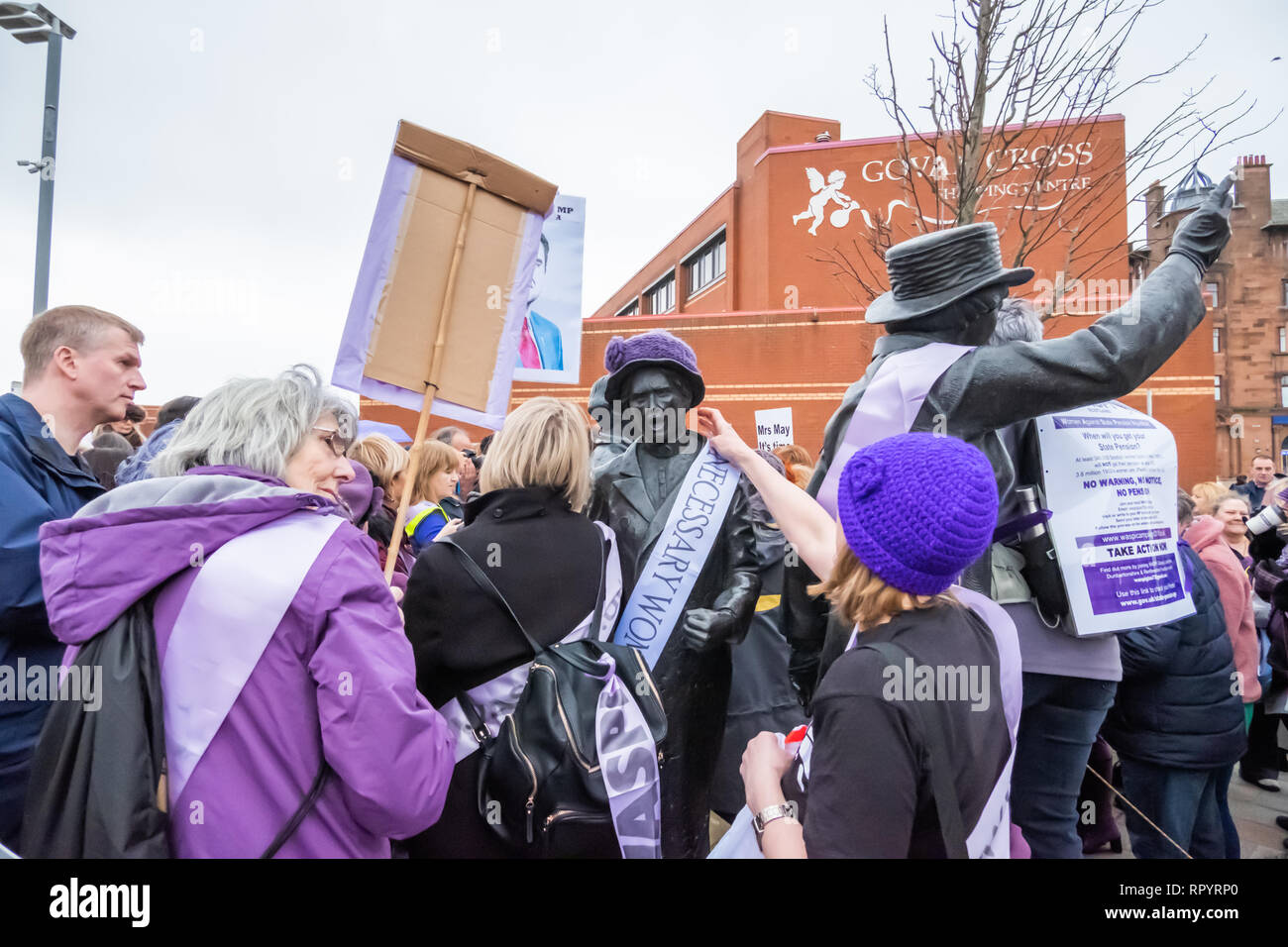 Glasgow, Scotland, Regno Unito. Il 23 febbraio, 2019. La Maria Barbour statua in Govan è stato il punto di arrivo del rally per anni cinquanta nato Scottish donne contro la pensione statale di ingiustizia, WASPI. Le donne che sono nati negli anni cinquanta hanno avuto la qualifica età della loro pensione di stato cambiato da fino a sei anni risultante in pension perdite fino a £48.000. Credito: Berretto Alamy/Live News Foto Stock