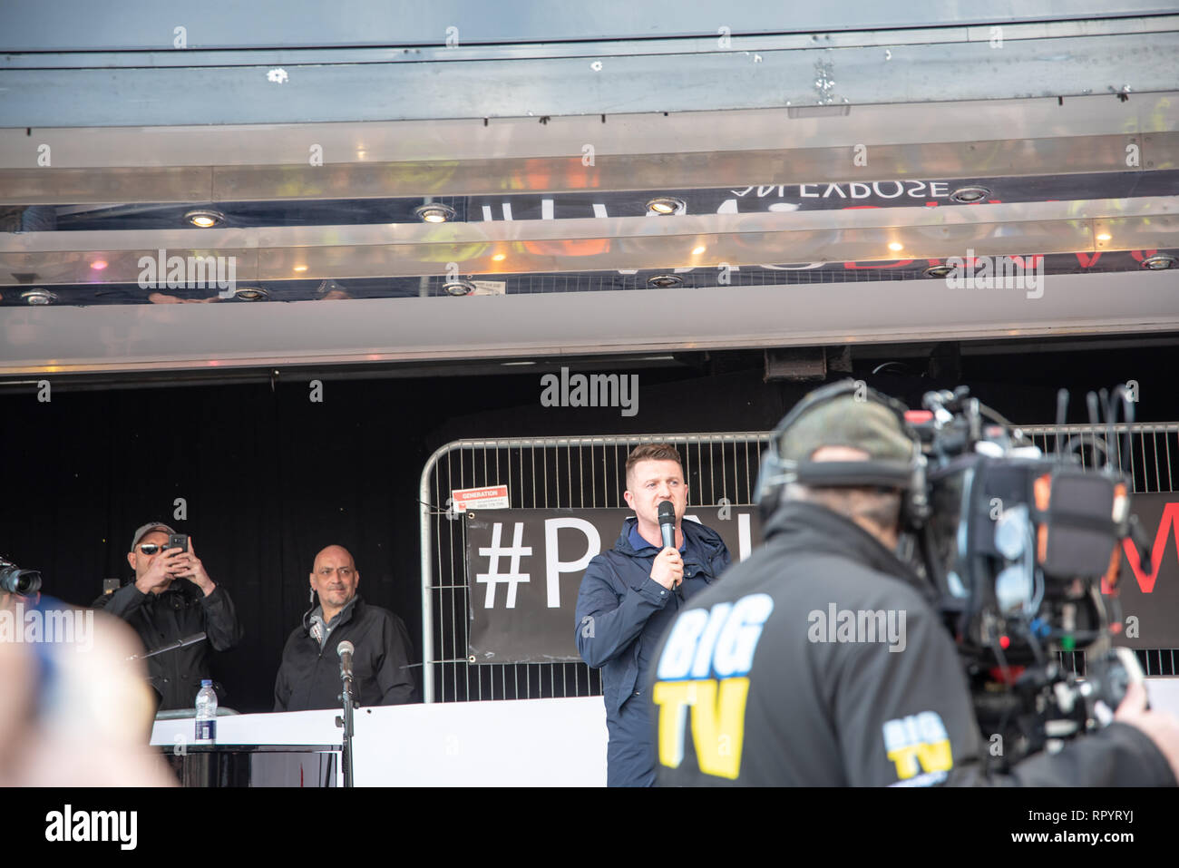 Migliaia di sostenitori di Tommy Robinson si sono riuniti al di fuori della sede centrale della BBC a Salford per protestare contro un’imminente indagine Panorama sull’attivista inglese anti-immigrazione. Salford, Greater Manchester, Media City. Foto Stock