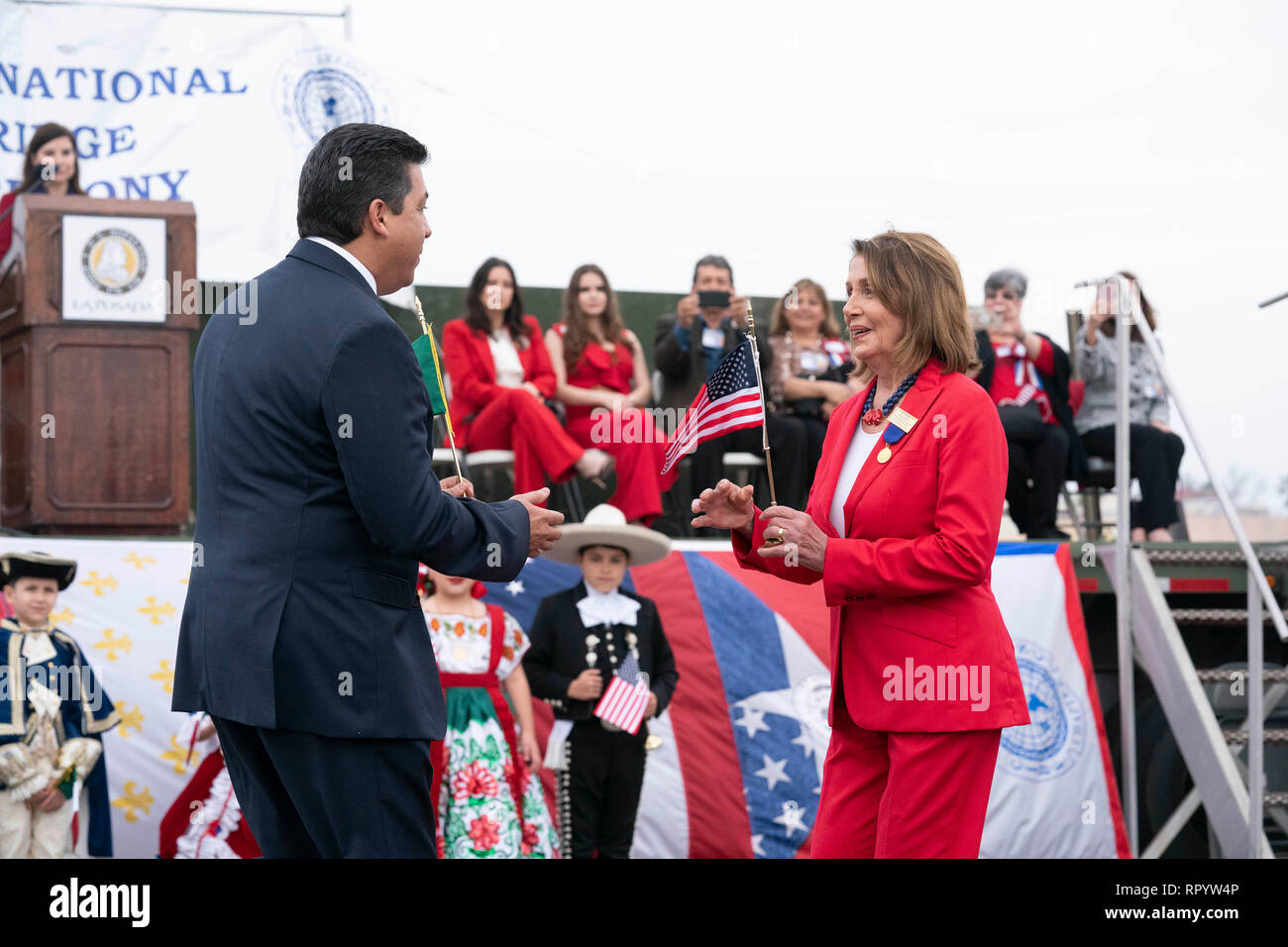 Camera dei rappresentanti degli Stati Uniti Speaker Nancy Pelosi e Francisco Javier Garcia Cabeza de Vaca, governatore dello stato messicano di Tamaulipas, partecipare al abrazo (amicizia) cerimonia sul ponte internazionale tra Laredo, Texas, e Nuevo Laredo in Tamaulipas durante Laredo annuali di Washington la celebrazione di compleanno. Foto Stock