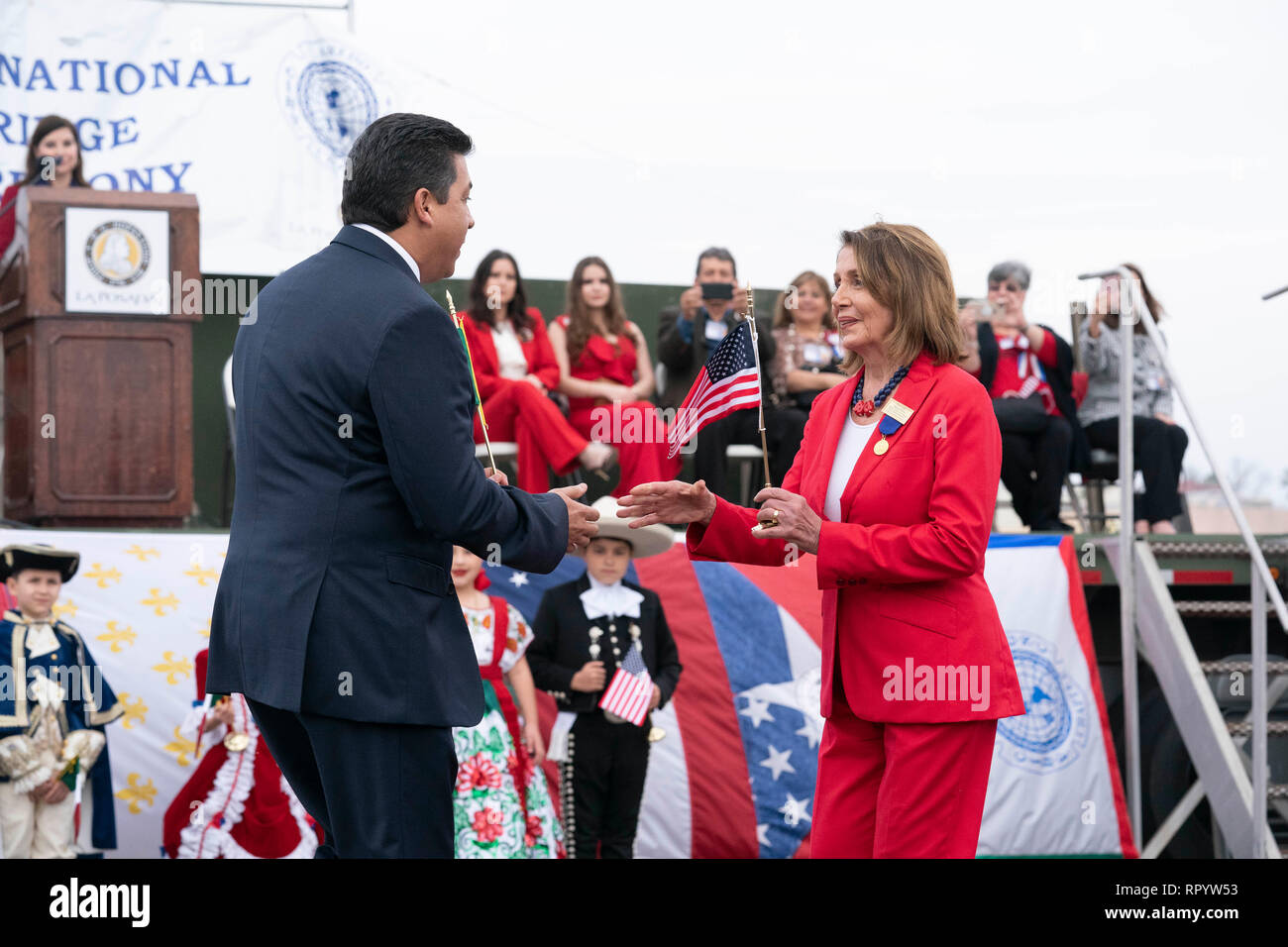 Camera dei rappresentanti degli Stati Uniti Speaker Nancy Pelosi e Francisco Javier Garcia Cabeza de Vaca, governatore dello stato messicano di Tamaulipas, partecipare al abrazo (amicizia) cerimonia sul ponte internazionale tra Laredo, Texas, e Nuevo Laredo in Tamaulipas durante Laredo annuali di Washington la celebrazione di compleanno. Foto Stock