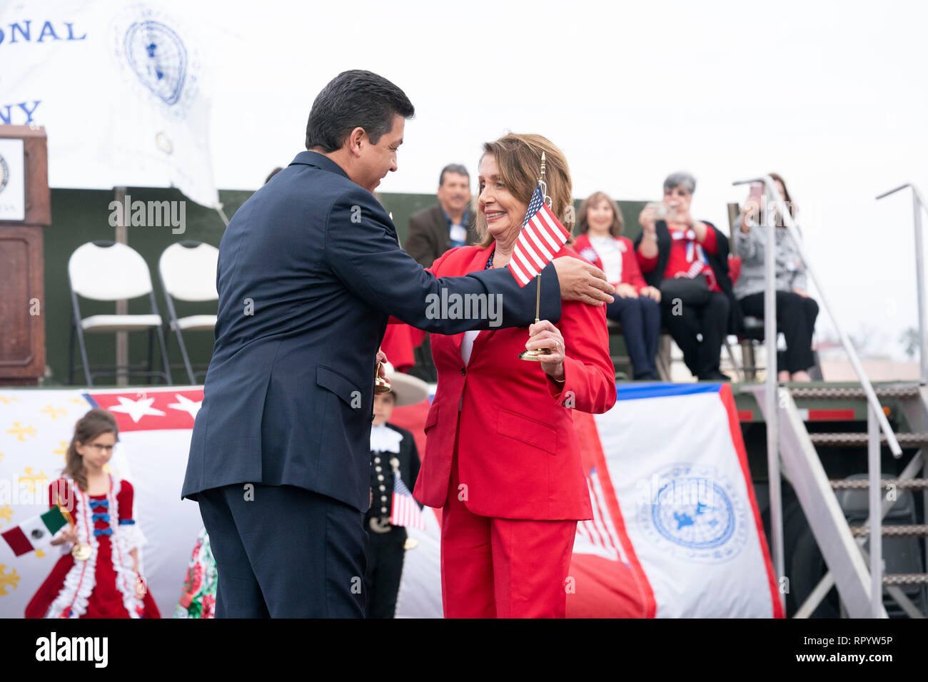 Camera dei rappresentanti degli Stati Uniti Speaker Nancy Pelosi e Francisco Javier Garcia Cabeza de Vaca, governatore dello stato messicano di Tamaulipas, partecipare al abrazo (amicizia) cerimonia sul ponte internazionale tra Laredo, Texas, e Nuevo Laredo in Tamaulipas durante Laredo annuali di Washington la celebrazione di compleanno. Foto Stock