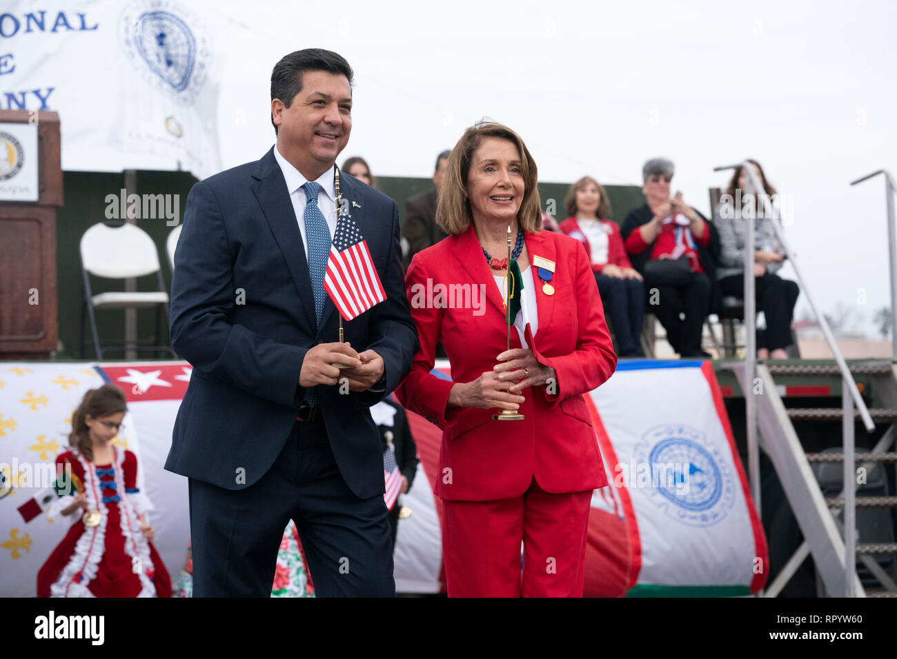 Camera dei rappresentanti degli Stati Uniti Speaker Nancy Pelosi e Francisco Javier Garcia Cabeza de Vaca, governatore dello stato messicano di Tamaulipas, partecipare al abrazo (amicizia) cerimonia sul ponte internazionale tra Laredo, Texas, e Nuevo Laredo in Tamaulipas durante Laredo annuali di Washington la celebrazione di compleanno. Foto Stock