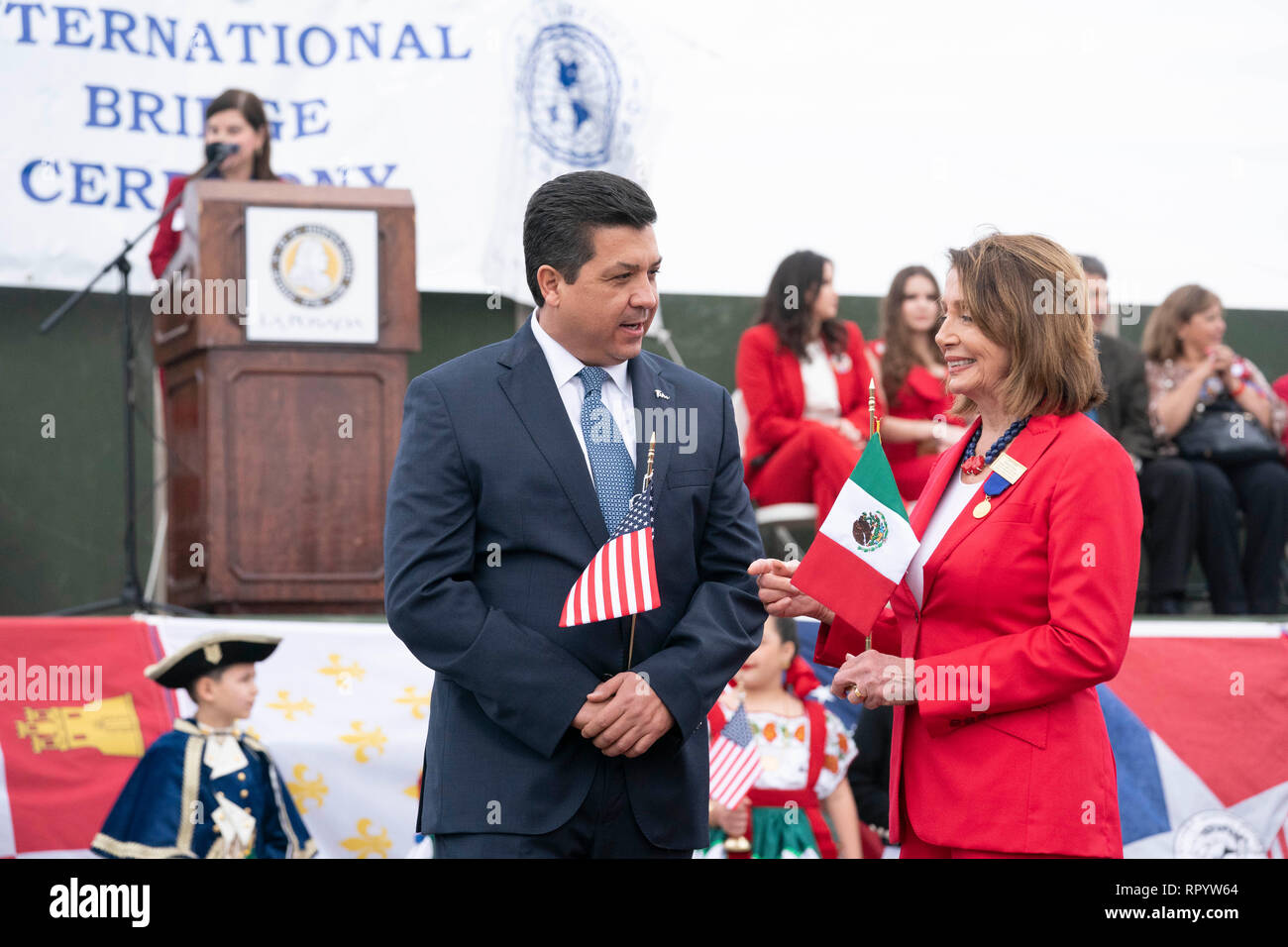 Camera dei rappresentanti degli Stati Uniti Speaker Nancy Pelosi e Francisco Javier Garcia Cabeza de Vaca, governatore dello stato messicano di Tamaulipas, partecipare al abrazo (amicizia) cerimonia sul ponte internazionale tra Laredo, Texas, e Nuevo Laredo in Tamaulipas durante Laredo annuali di Washington la celebrazione di compleanno. Foto Stock