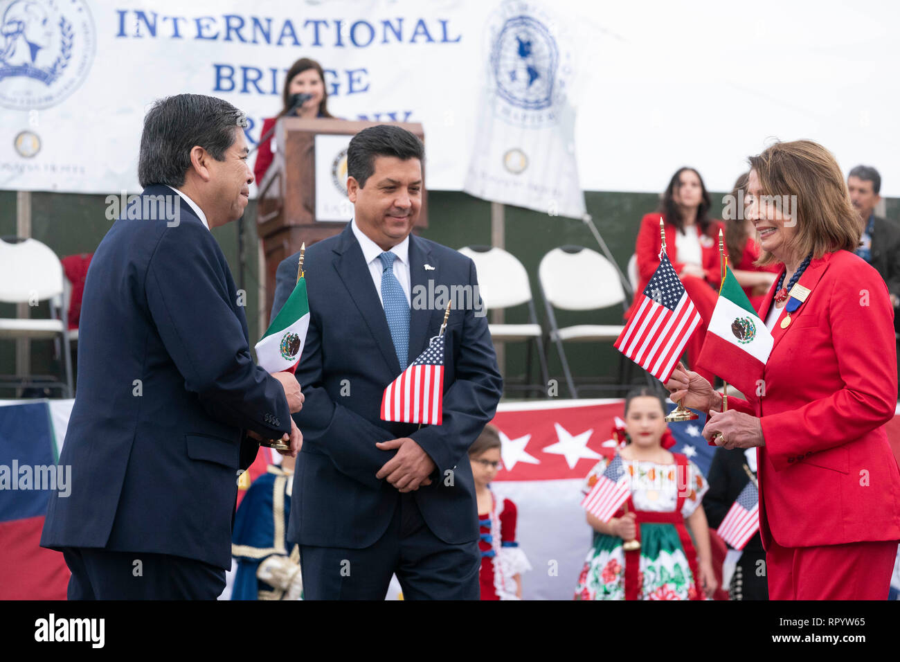 Camera dei rappresentanti degli Stati Uniti Speaker Nancy Pelosi e Francisco Javier Garcia Cabeza de Vaca, governatore dello stato messicano di Tamaulipas, partecipare al abrazo (amicizia) cerimonia sul ponte internazionale tra Laredo, Texas, e Nuevo Laredo in Tamaulipas durante Laredo annuali di Washington la celebrazione di compleanno. Foto Stock
