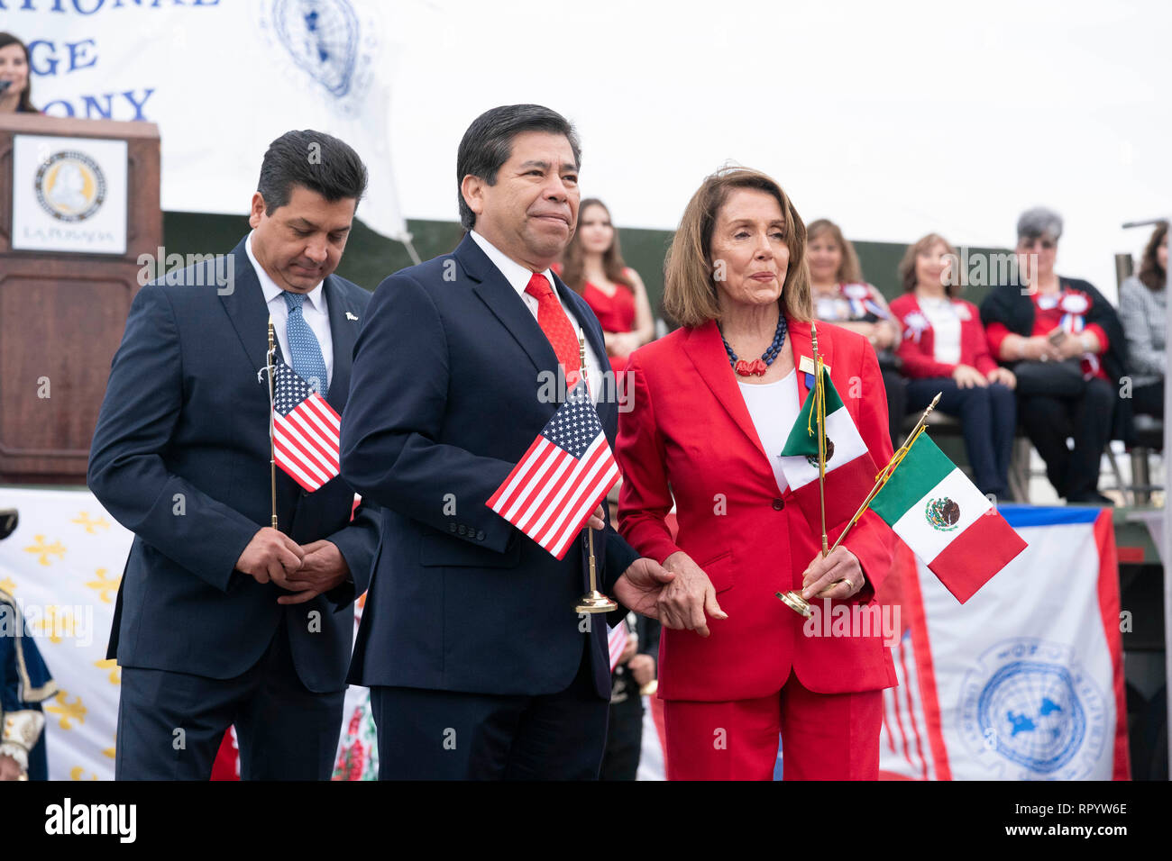 Camera dei rappresentanti degli Stati Uniti Speaker Nancy Pelosi, con l'Istituto Nazionale delle Migrazioni commissario Dr. Tonatiuh Guillen Lopez (cravatta rossa) e Francisco Javier Garcia Cabeza de Vaca (cravatta blu), il governatore dello stato messicano di Tamaulipas, partecipare al abrazo (amicizia) cerimonia sulla Juarez Lincoln ponte internazionale tra Laredo, Texas, e Nuevo Laredo in Tamaulipas durante Laredo annuali di Washington la celebrazione di compleanno. Foto Stock