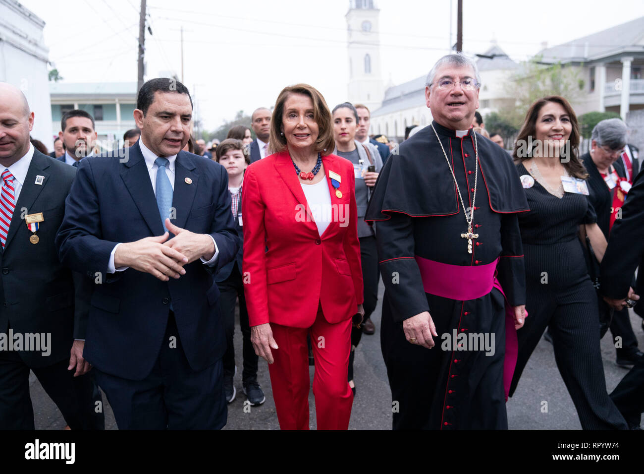 Camera dei rappresentanti degli Stati Uniti Speaker Nancy Pelosi passeggiate con i leader civici sul ponte internazionale tra Laredo, Texas, e Nuevo Laredo, Tamaulipas, Messico durante Laredo annuali di Washington la celebrazione di compleanno. Dal congressista Henry Cuellar, D-Laredo, è sulla sinistra. Foto Stock