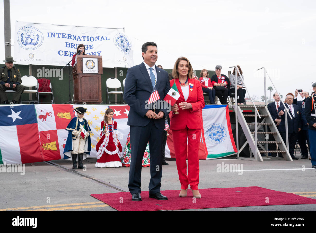 Camera dei rappresentanti degli Stati Uniti Speaker Nancy Pelosi e Francisco Javier Garcia Cabeza de Vaca, governatore dello stato messicano di Tamaulipas, partecipare al abrazo (amicizia) cerimonia sul ponte internazionale tra Laredo, Texas, e Nuevo Laredo in Tamaulipas durante Laredo annuali di Washington la celebrazione di compleanno. Foto Stock