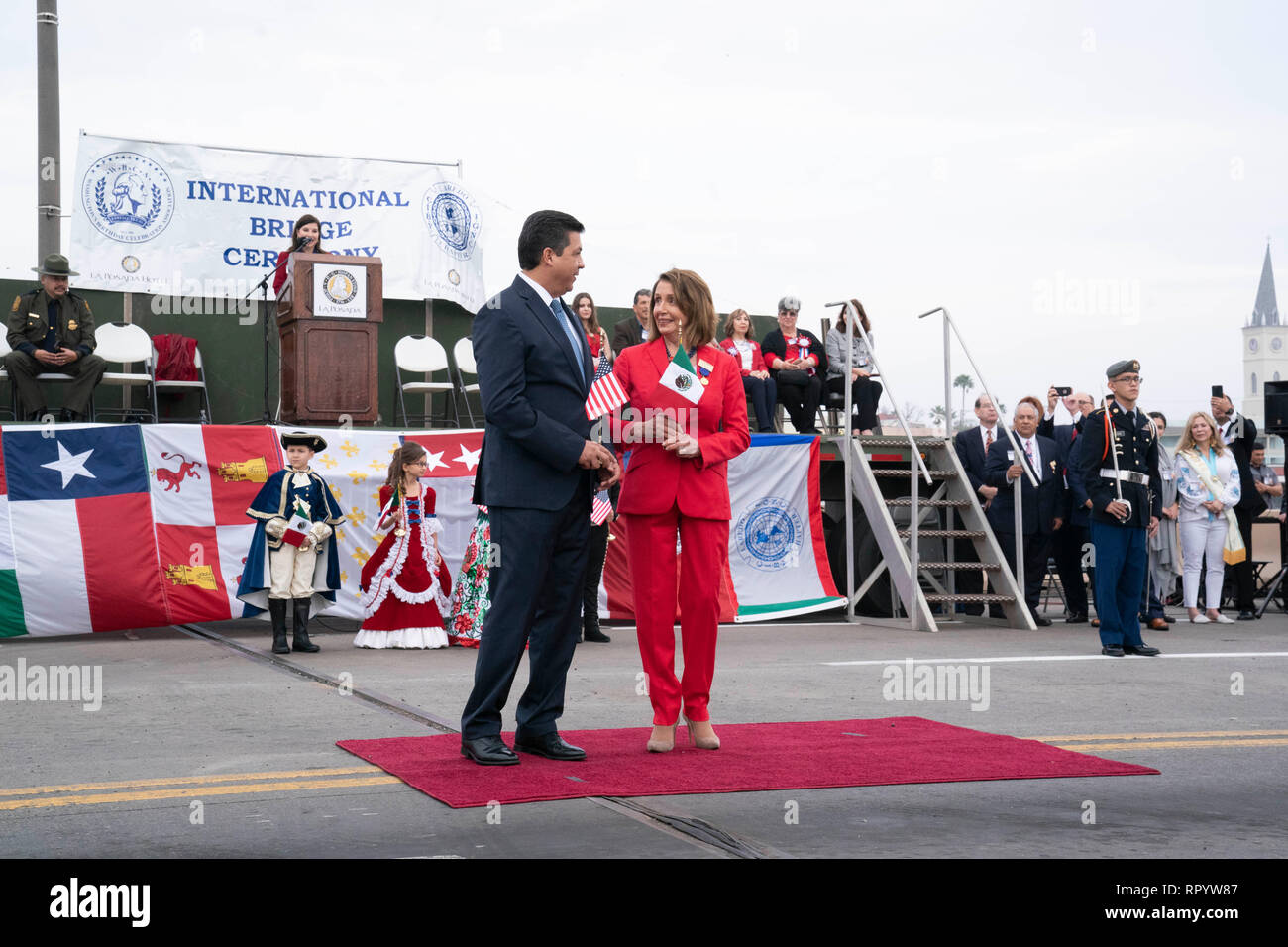 Camera dei rappresentanti degli Stati Uniti Speaker Nancy Pelosi e Francisco Javier Garcia Cabez de Vaca, governatore dello stato messicano di Tamaulipas, partecipare al abrazo (amicizia) cerimonia sul ponte internazionale tra Laredo, Texas, e Nuevo Laredo in Tamaulipas durante Laredo annuali di Washington la celebrazione di compleanno. Foto Stock