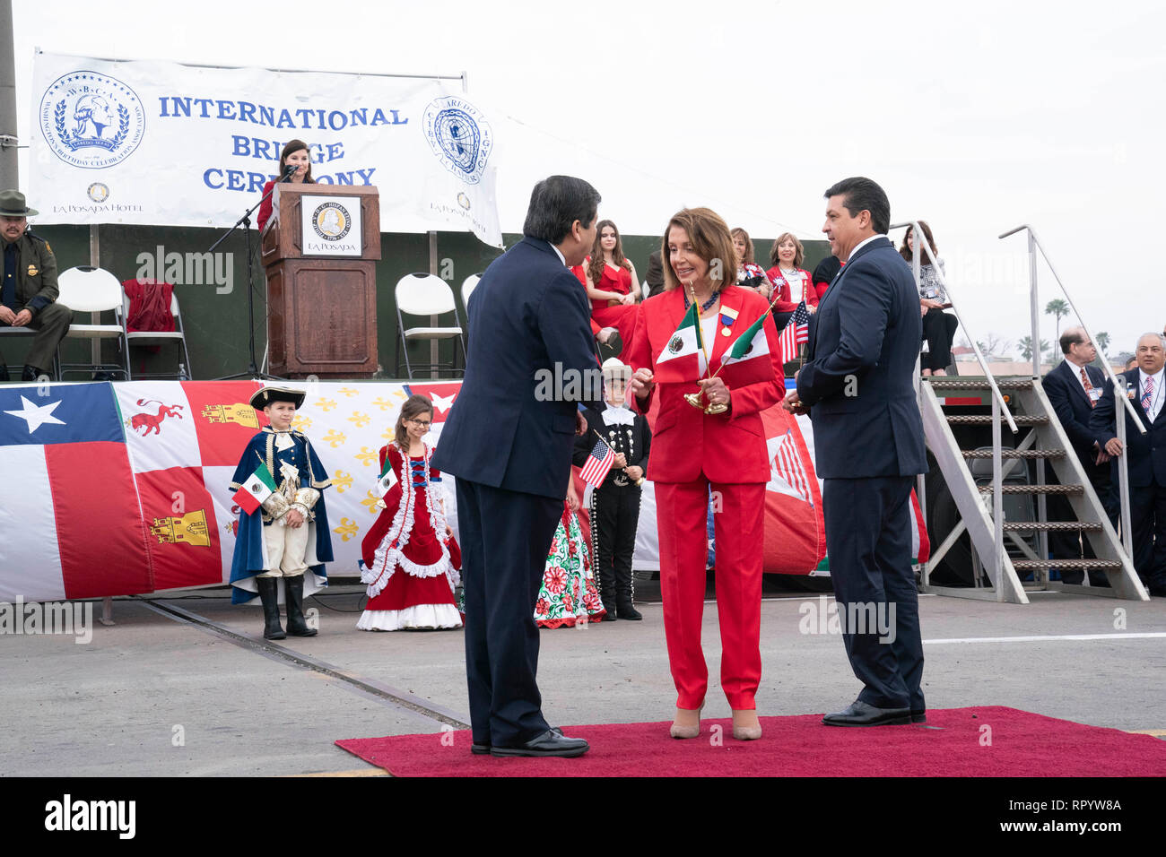 Camera dei rappresentanti degli Stati Uniti Speaker Nancy Pelosi, con l'Istituto Nazionale delle Migrazioni commissario Dr. Tonatiuh Guillen Lopez (sinistra) e Francisco Javier Garcia Cabeza de Vaca (a destra), il governatore dello stato messicano di Tamaulipas, partecipare al abrazo (amicizia) cerimonia sulla Juarez Lincoln ponte internazionale tra Laredo, Texas, e Nuevo Laredo in Tamaulipas durante Laredo annuali di Washington la celebrazione di compleanno. Foto Stock