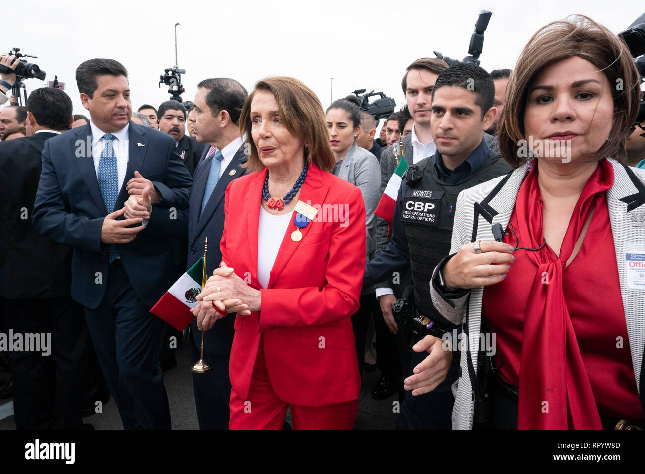 Camera dei rappresentanti degli Stati Uniti Speaker Nancy Pelosi passeggiate con i leader civici sul ponte internazionale tra Laredo, Texas, e Nuevo Laredo, Tamaulipas, Messico durante Laredo annuali di Washington la celebrazione di compleanno. Foto Stock