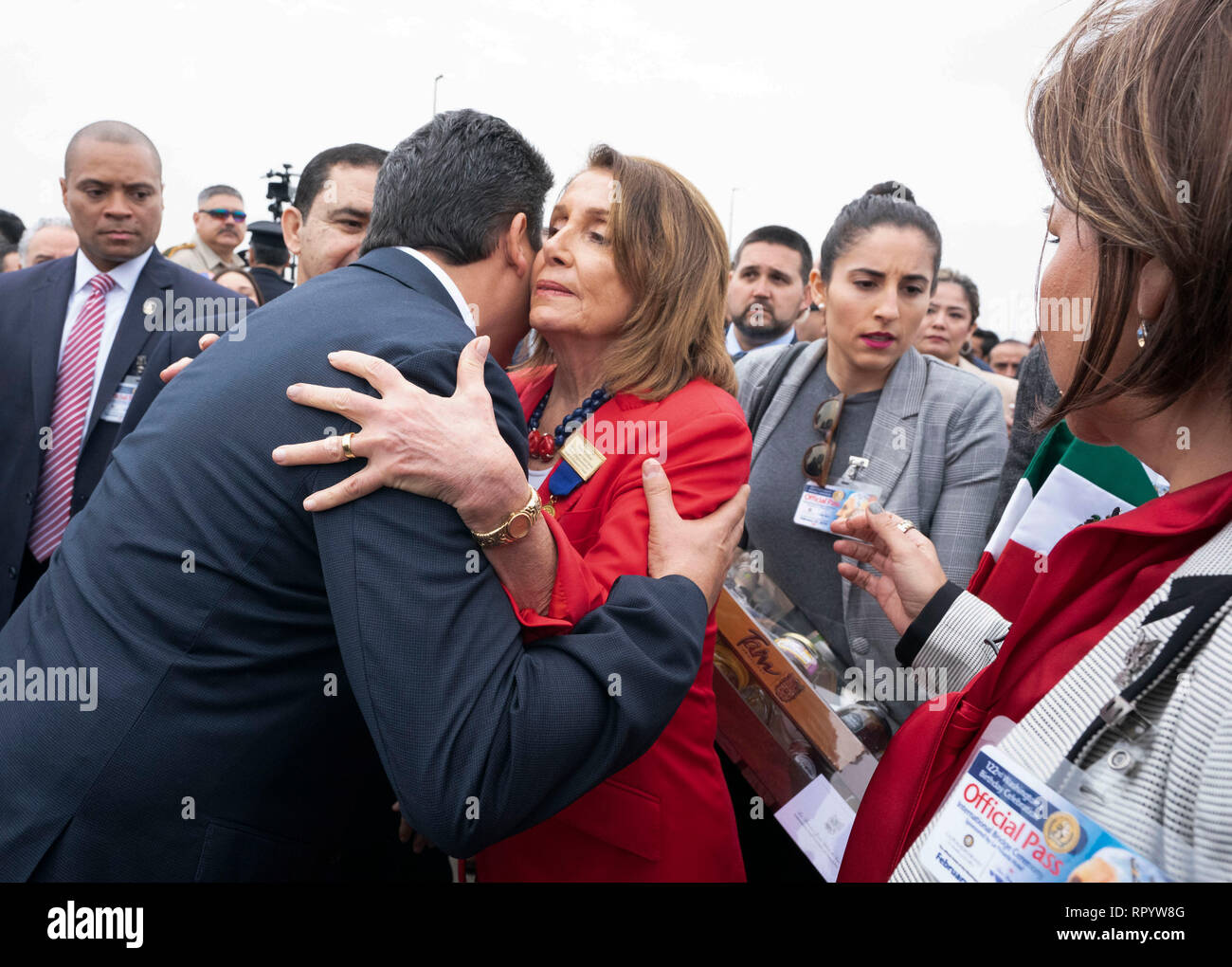 Camera dei rappresentanti degli Stati Uniti Speaker Nancy Pelosi e Francisco Javier Garcia Cabeza de Vaca, governatore dello stato messicano di Tamaulipas, partecipare al abrazo (amicizia) cerimonia sul ponte internazionale tra Laredo, Texas, e Nuevo Laredo in Tamaulipas durante Laredo annuali di Washington la celebrazione di compleanno. Foto Stock