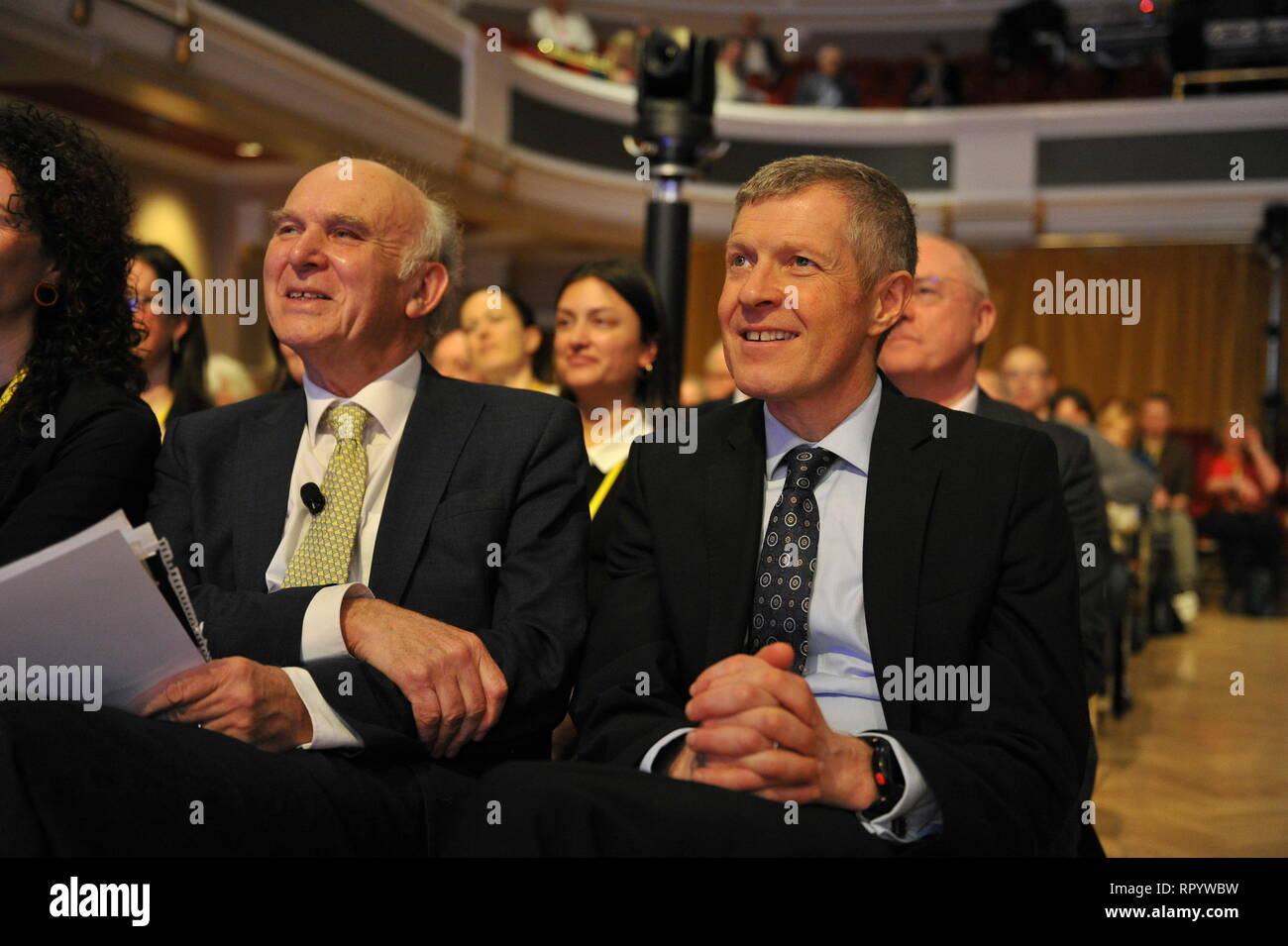 Hamilton, Scotland, Regno Unito. Il 23 febbraio, 2019. Nella foto (Fila anteriore sinistra-destra) Sir Vince il cavo MP e Willie Rennie MSP Vince cavo - Leader del gruppo del Partito europeo dei liberali democratici Parte fornisce il suo discorso su Brexit, Business e i problemi intorno all indipendenza a Scottish liberale Partito Democratico conferenza di primavera. Credito: Colin Fisher/Alamy Live News Foto Stock