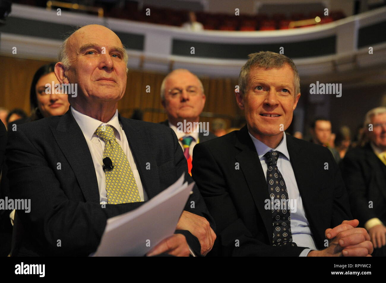 Hamilton, Scotland, Regno Unito. Il 23 febbraio, 2019. Nella foto (Fila anteriore sinistra-destra) Sir Vince il cavo MP e Willie Rennie MSP Vince cavo - Leader del gruppo del Partito europeo dei liberali democratici Parte fornisce il suo discorso su Brexit, Business e i problemi intorno all indipendenza a Scottish liberale Partito Democratico conferenza di primavera. Credito: Colin Fisher/Alamy Live News Foto Stock