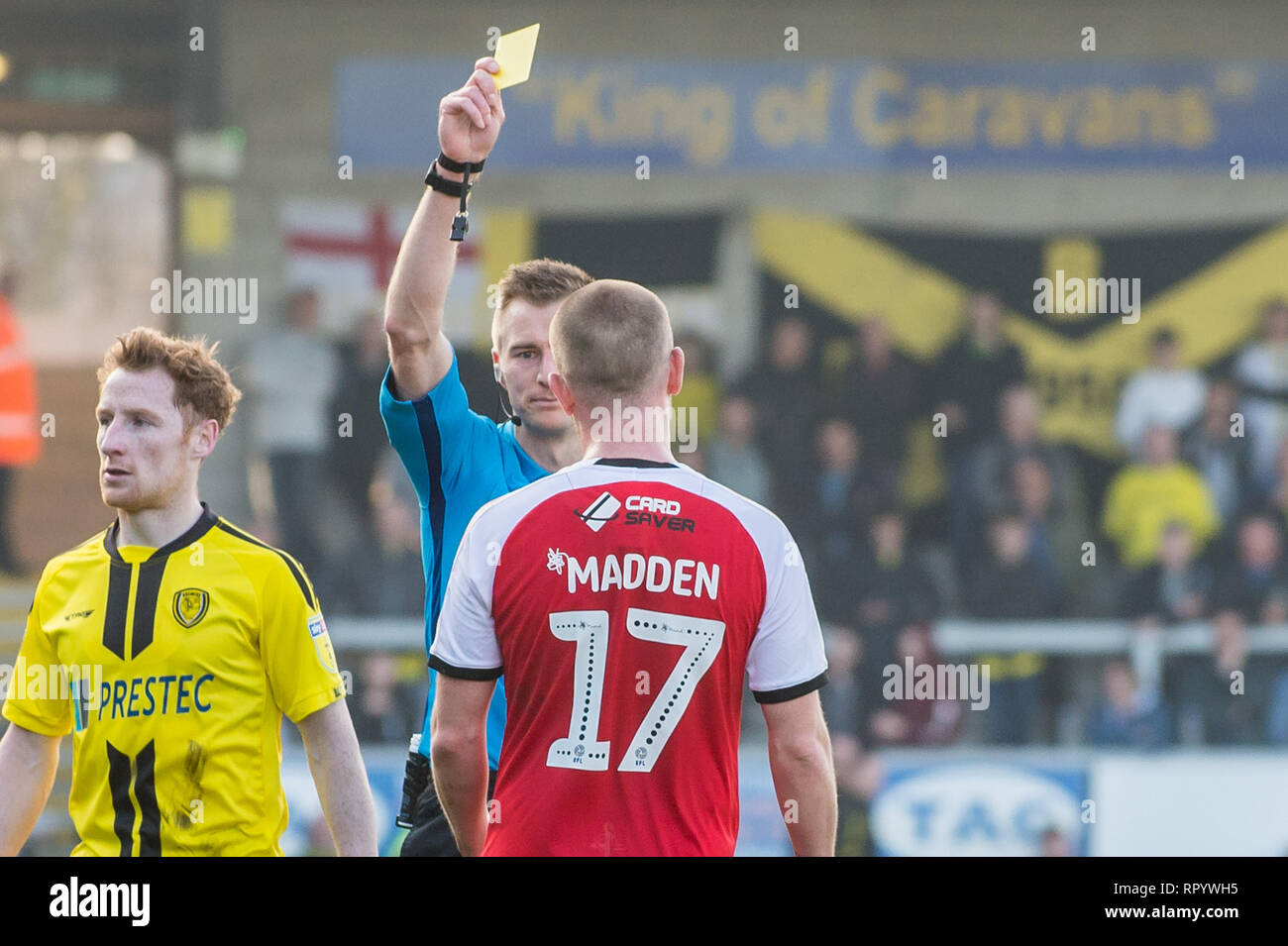 Burton upon Trent, Regno Unito. Il 23 febbraio, 2019. Paddy Madden di Fleetwood Town riceve un cartellino giallo durante il cielo EFL scommettere League 1 match tra Burton Albion e Fleetwood Town a Pirelli Stadium, Burton upon Trent, in Inghilterra il 23 febbraio 2019. Foto di Matteo Buchan. Solo uso editoriale, è richiesta una licenza per uso commerciale. Nessun uso in scommesse, giochi o un singolo giocatore/club/league pubblicazioni. Credit: UK Sports Pics Ltd/Alamy Live News Foto Stock