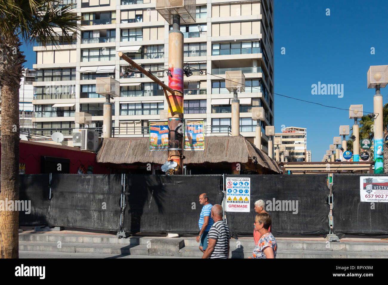 Benidorm, Costa Blanca, Spagna, 23 febbraio 2019. Il lungomare spiaggia Tiki Bar sulla spiaggia di Levante, a Benidorm è infine chiuso dopo molte controversie e reclami da parte dei residenti locali. Non ci sono notizie per quanto riguarda se si tratta di una chiusura completa o solo di una ristrutturazione . Credito: Mick Flynn/Alamy Live News Foto Stock