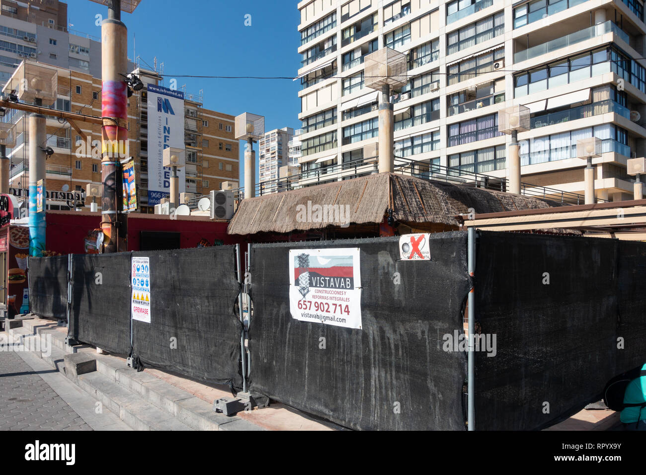 Benidorm, Costa Blanca, Spagna, 23 febbraio 2019. Il lungomare spiaggia Tiki Bar sulla spiaggia di Levante, a Benidorm è infine chiuso dopo molte controversie e reclami da parte dei residenti locali. Non ci sono notizie per quanto riguarda se si tratta di una chiusura completa o solo di una ristrutturazione . Credito: Mick Flynn/Alamy Live News Foto Stock