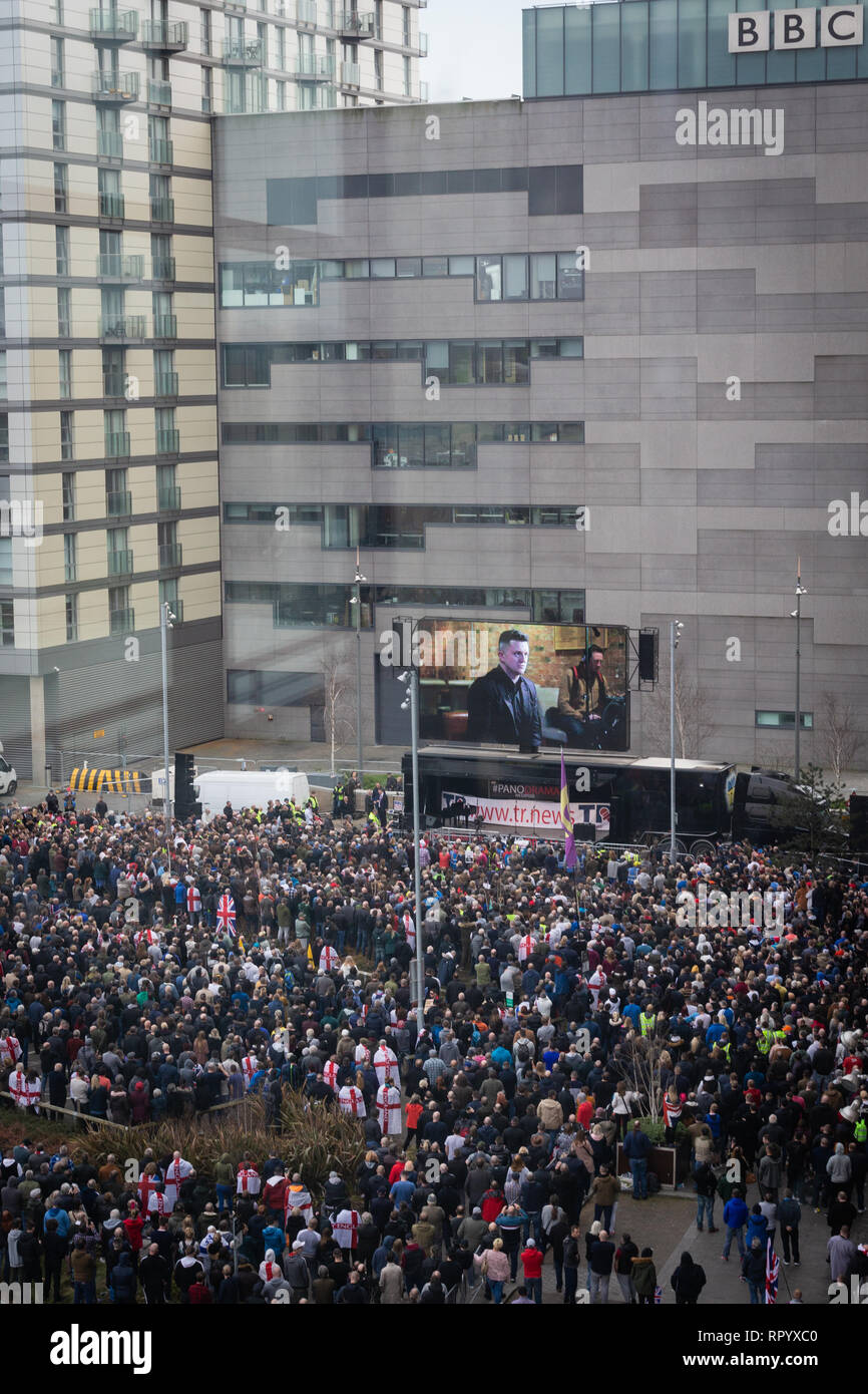 Salford, Regno Unito. Il 23 febbraio, 2019. Migliaia di pro-Tommy Robinson sostenitori radunati fuori la BBC, Salford Quays per guardare il documentario Panodrama che presumibilmente espone la verità dietro i supporti e il suo coinvolgimento con la falsa notizia. Credito: Andy Barton/Alamy Live News Foto Stock