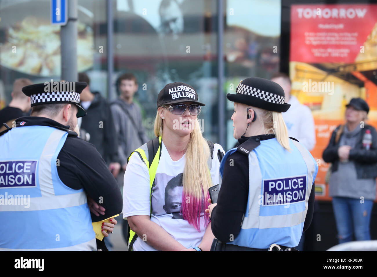 Manchester, Regno Unito. Il 23 febbraio, 2019. Liason di polizia ufficiali a parlare con un membro dell'ala destra "Giubbotto giallo UK'movimento, Media City, Salford, Regno Unito. Il 23 febbraio, 2019. (C)Barbara Cook/Alamy Live News Credito: Barbara Cook/Alamy Live News Credito: Barbara Cook/Alamy Live News Foto Stock