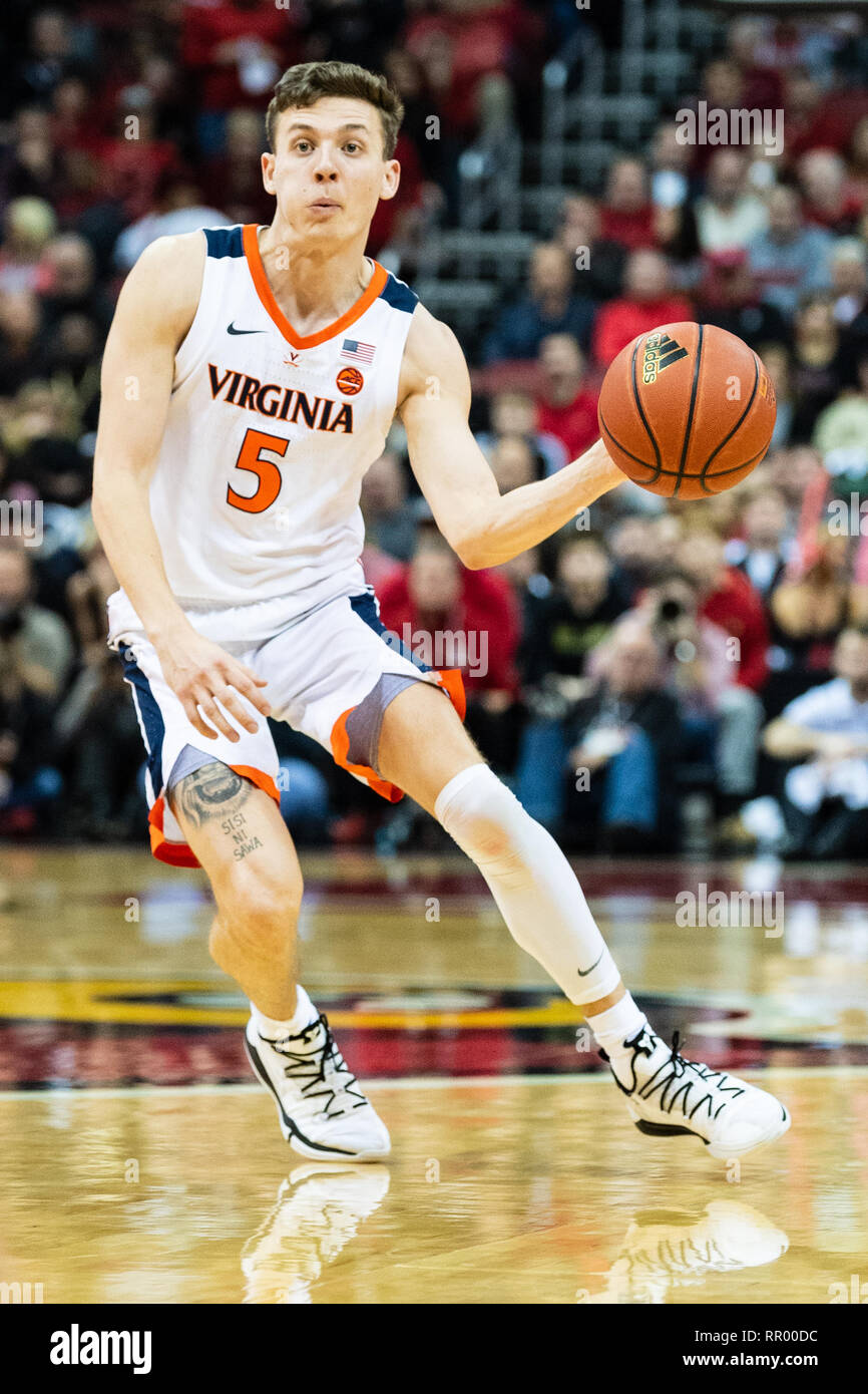 Virginia Cavaliers guard Kyle Guy (5) durante il NCAA College Basketball gioco tra i cardinali di Louisville e il Virginia Cavaliers al KFC Yum! Centro sul Sabato 23 Febbraio, 2019 a Louisville, KY. Giacobbe Kupferman/CSM Foto Stock