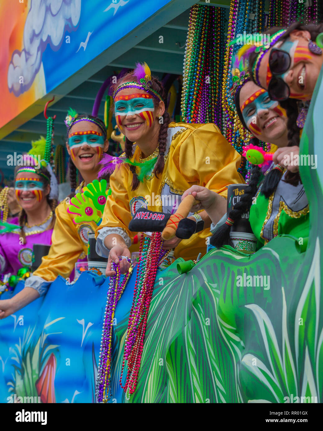 Febbraio 23, 2019, New Orleans LA Mardi Gras 2019 prende il via con galleggianti e passeggiate krewes uptown con il Krewe di Guerre Indiane. Foto Stock