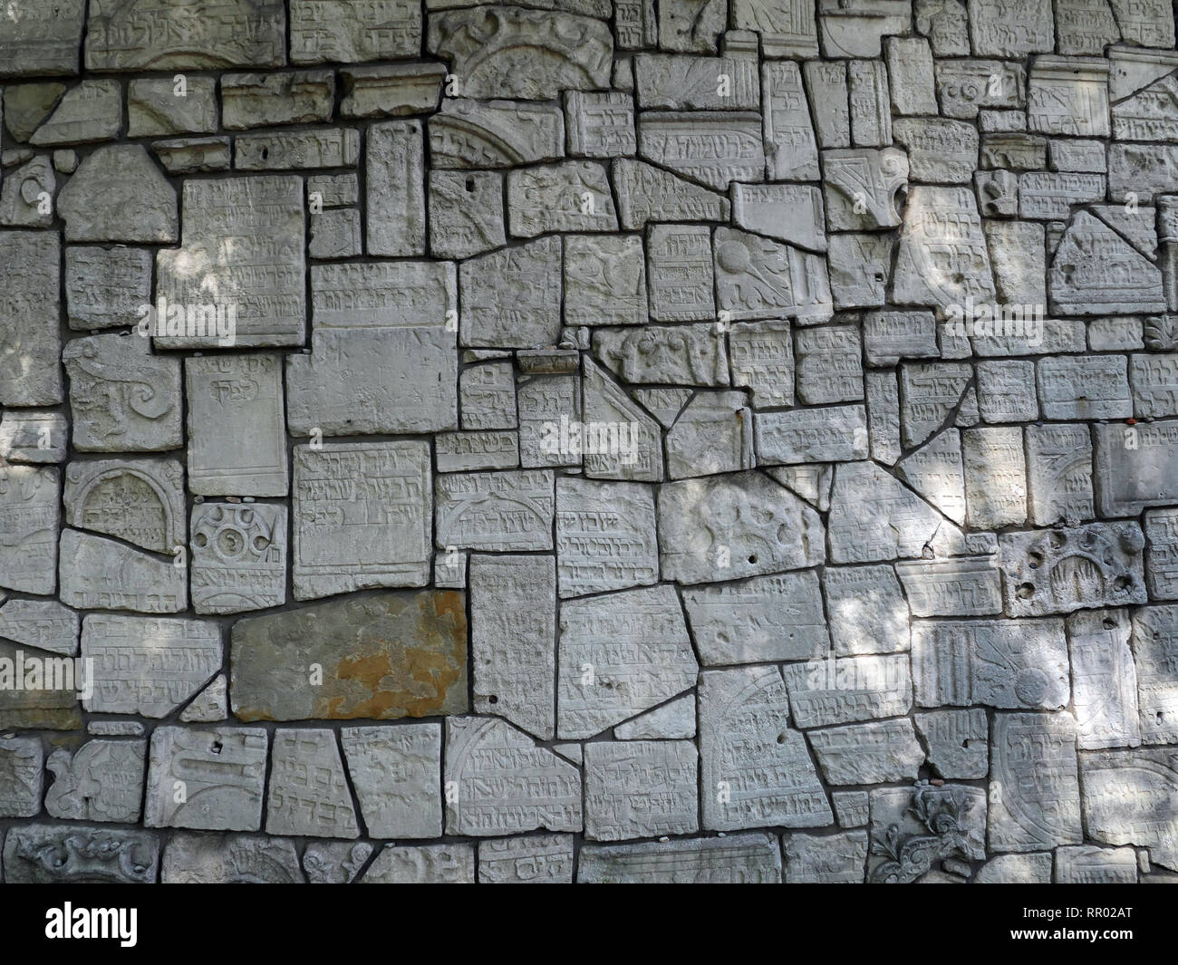 Polonia - Cracovia Kazimierz. Remu'h la Sinagoga e il cimitero ebraico. Parete composta da vecchie pietre grave. Foto Stock