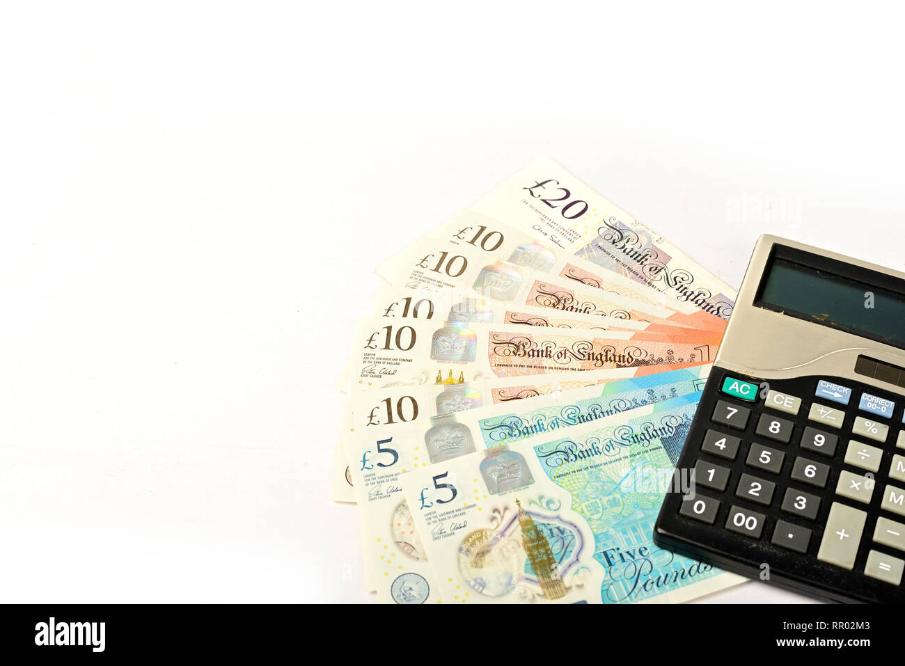 Conteggio British pound isolato mediante la calcolatrice su sfondo bianco Foto Stock