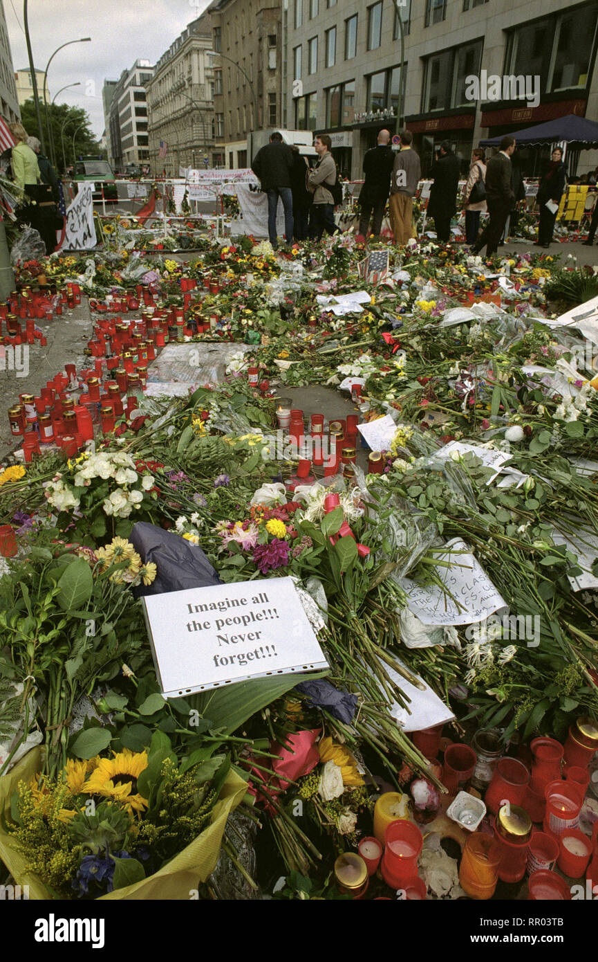 Berlino / Blumen und Kerzen vor der amerikanischen Botschaft nach den Terroranschlägen vom 11. Settembre 2001 / Überschrift: Berlino Foto Stock