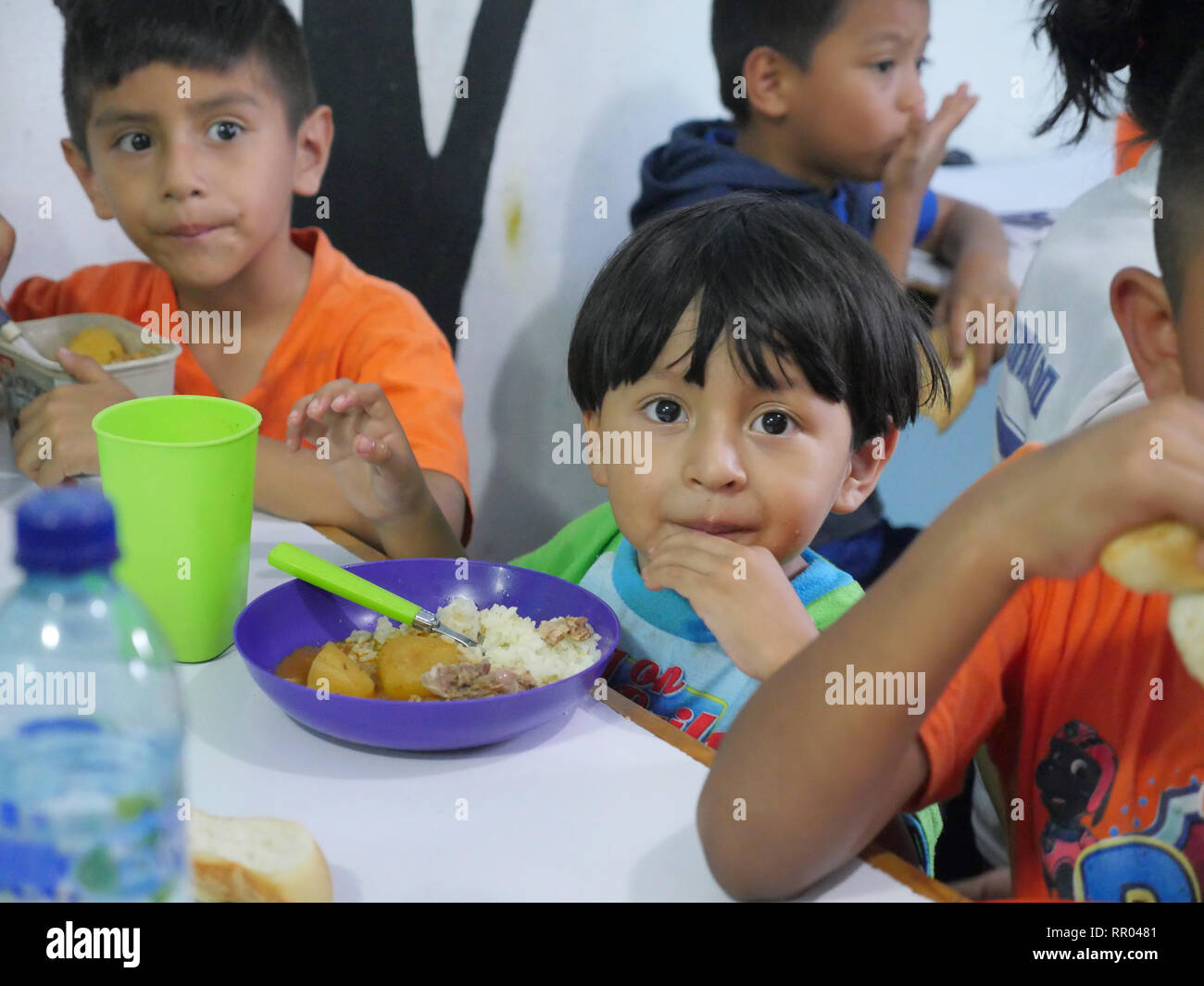 GUATEMALA - Sean Sprague photo Caminando por La Paz, Maryknoll progetto di affiliazione il supporto di bambini poveri di Città del Guatemala il Barrio 18. I bambini di gustare un pranzo delizioso. Foto Stock