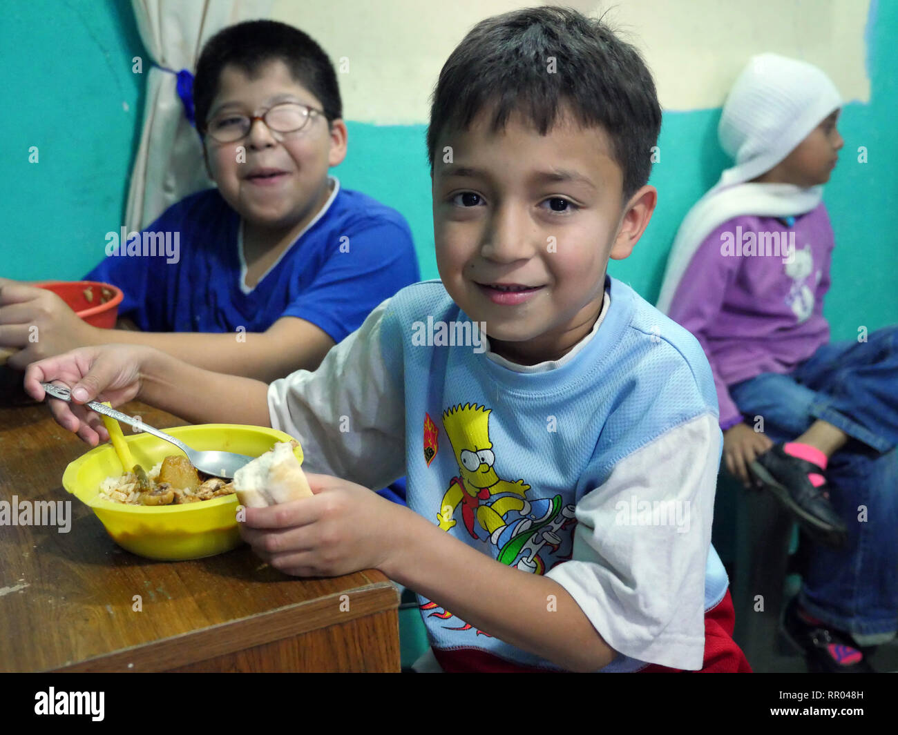 GUATEMALA - Sean Sprague photo Caminando por La Paz, Maryknoll progetto di affiliazione il supporto di bambini poveri di Città del Guatemala il Barrio 18. I bambini di gustare un pranzo delizioso. Foto Stock