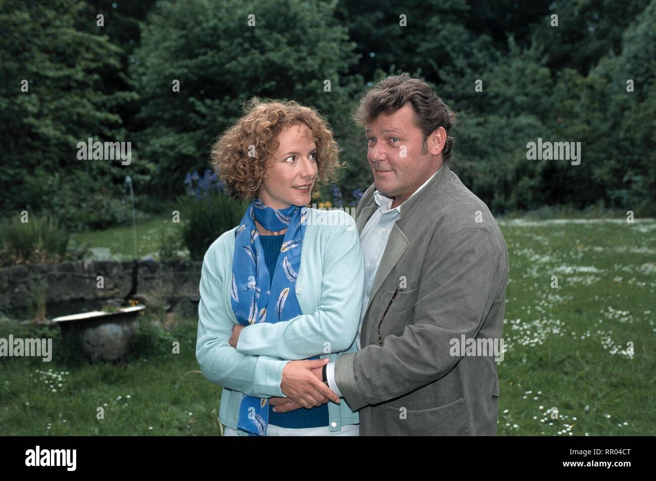 DER LANDARZT - X. STAFFEL / D 2000 / Klaus Gendries Bild: KARINA THAYENTHAL (Jutta), WALTER PLATHE (dott. Teschner) # / Überschrift: DER LANDARZT - X. STAFFEL / D 2000 Foto Stock