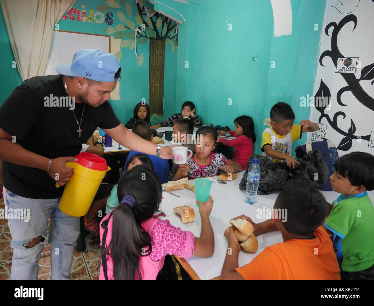 GUATEMALA - Sean Sprague photo Caminando por La Paz, Maryknoll progetto di affiliazione il supporto di bambini poveri di Città del Guatemala il Barrio 18. Serve deliziosi piatti per i bambini a pranzo ime. Foto Stock