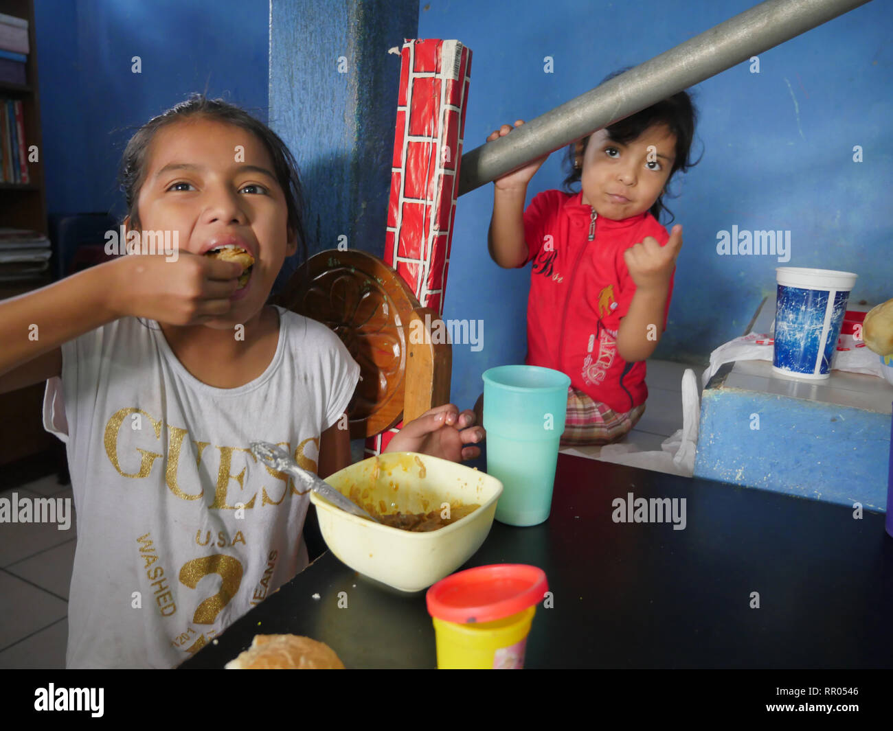 GUATEMALA - Sean Sprague photo Caminando por La Paz, Maryknoll progetto di affiliazione il supporto di bambini poveri di Città del Guatemala il Barrio 18. I bambini di gustare un pranzo delizioso. Foto Stock