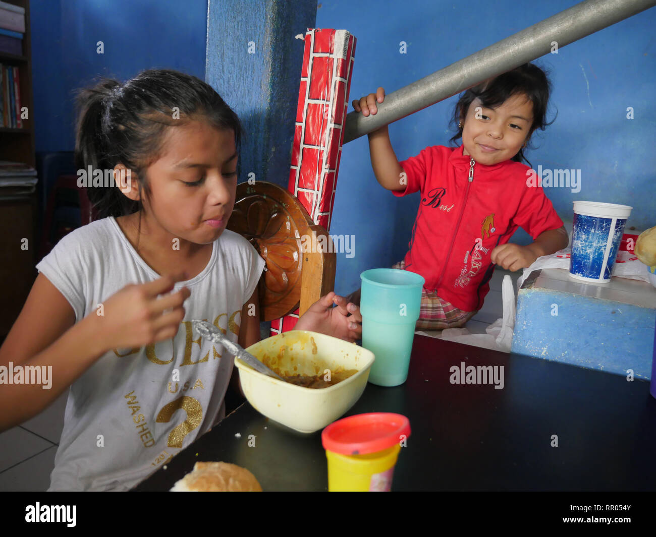 GUATEMALA - Sean Sprague photo Caminando por La Paz, Maryknoll progetto di affiliazione il supporto di bambini poveri di Città del Guatemala il Barrio 18. I bambini di gustare un pranzo delizioso. Foto Stock