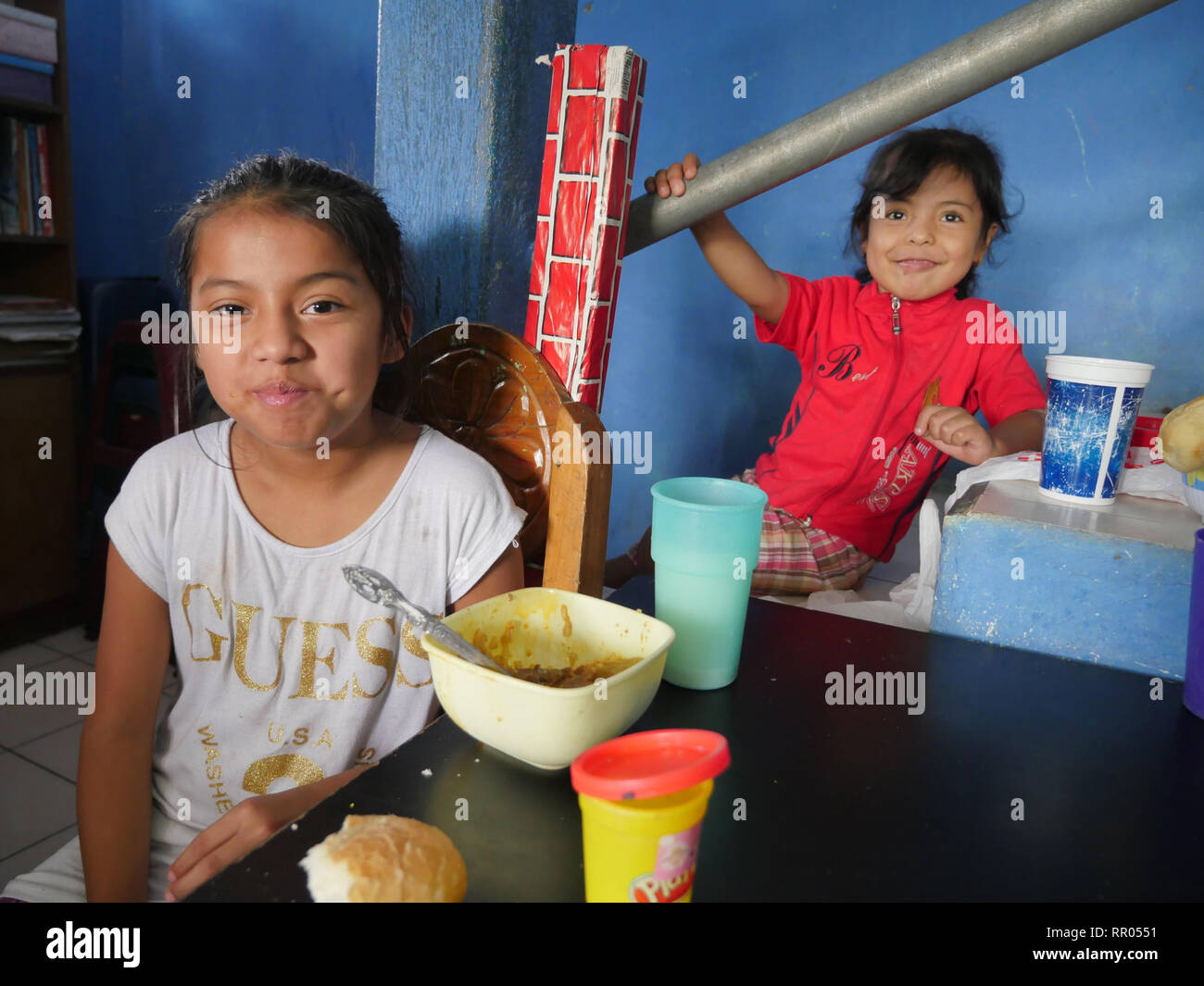 GUATEMALA - Sean Sprague photo Caminando por La Paz, Maryknoll progetto di affiliazione il supporto di bambini poveri di Città del Guatemala il Barrio 18. I bambini di gustare un pranzo delizioso. Foto Stock