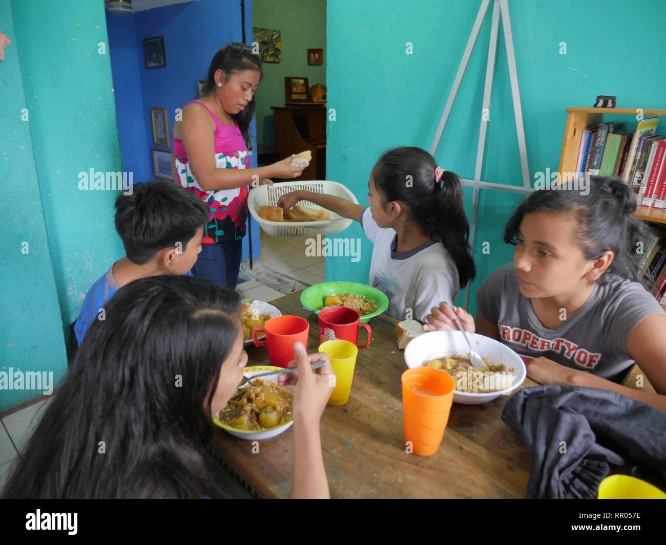 GUATEMALA - Sean Sprague photo Caminando por La Paz, Maryknoll progetto di affiliazione il supporto di bambini poveri di Città del Guatemala il Barrio 18. I bambini di gustare un pranzo delizioso. Foto Stock