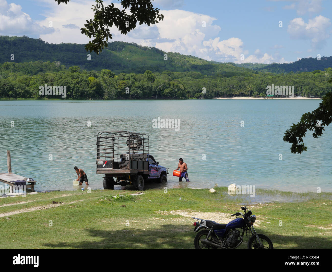 GUATEMALA il salvataggio del naturale ecocsystem intorno al lago di Nacanche, vicino a El Remate, Peten. La parrocchia di Remate e leadership team di formazione di prelevamento di lettiera, soprattutto plastica, dal lago. Gli uomini lavando loro i camion nel lago: non buona! Foto Stock