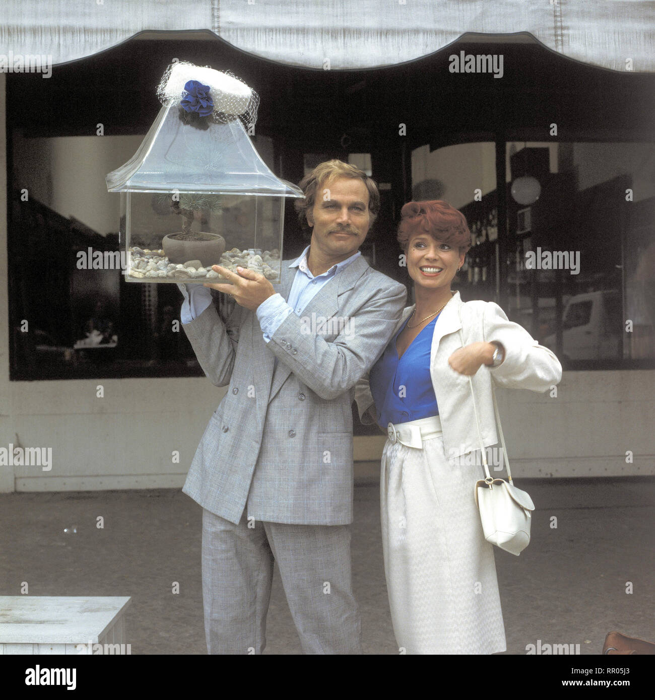 ANDRE SCHAFFT SIE ALLE / D 1985 / Peter Fratzschner Filmszene mit FRANCO NERO (Stuntman Andre) und INGRID STEEGER (Lisa Strauber) 32737 / Überschrift: ANDRE SCHAFFT SIE ALLE / D 1985 Foto Stock