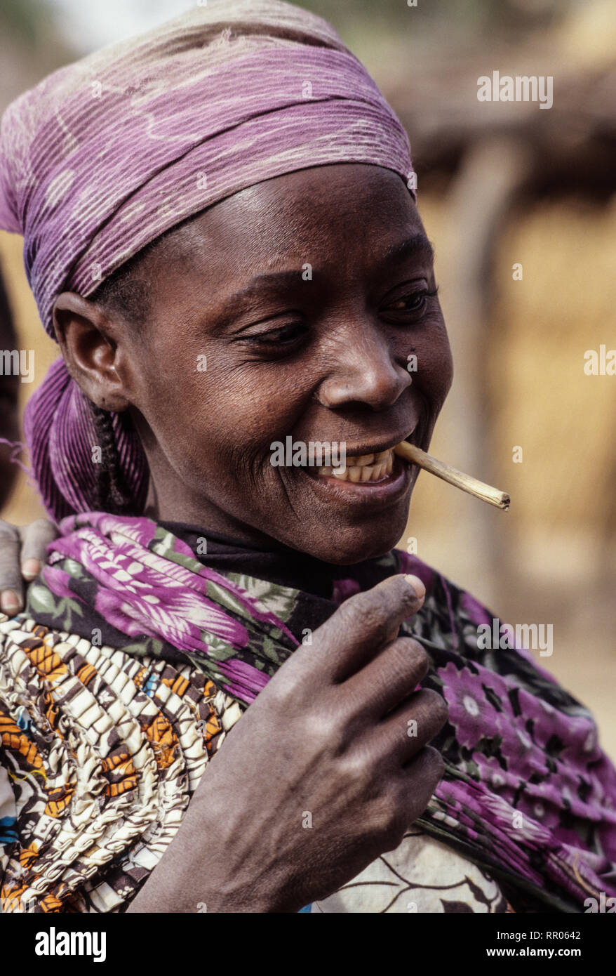 Djerma (Zarma) Donna con masticare Stick per la pulizia dei denti, Tonkassare, Niger. Foto Stock