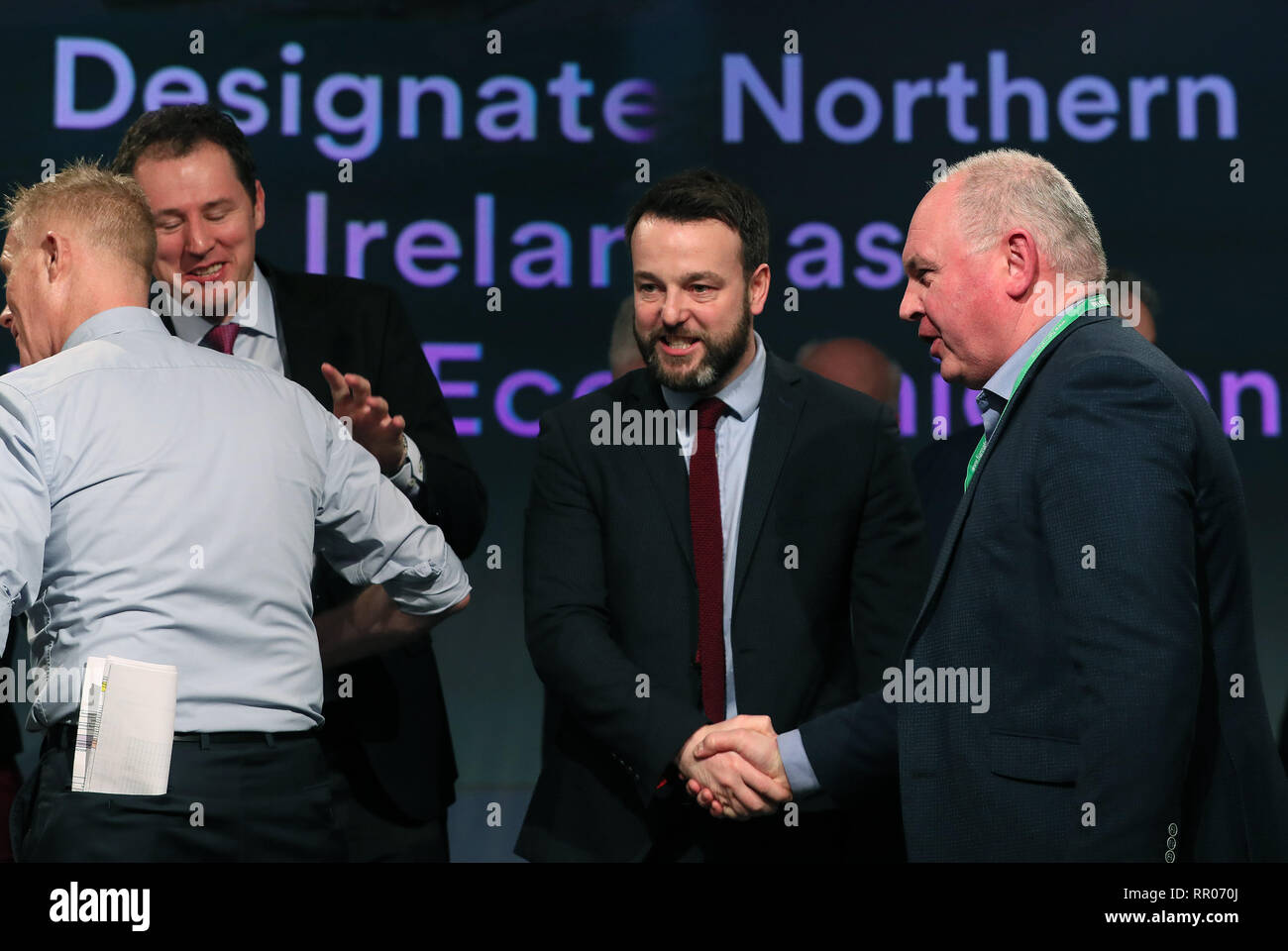 Leader SDLP Colonna Eastwood (centro) presso il Fianna Fail conferenza annuale al Citywest Hotel di Dublino. Foto Stock