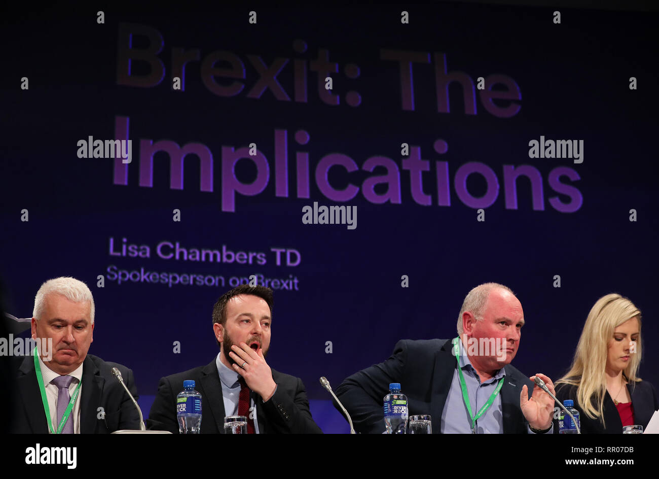 Leader SDLP Colonna Eastwood (seconda a sinistra) presso il Fianna Fail conferenza annuale al Citywest Hotel di Dublino. Foto Stock