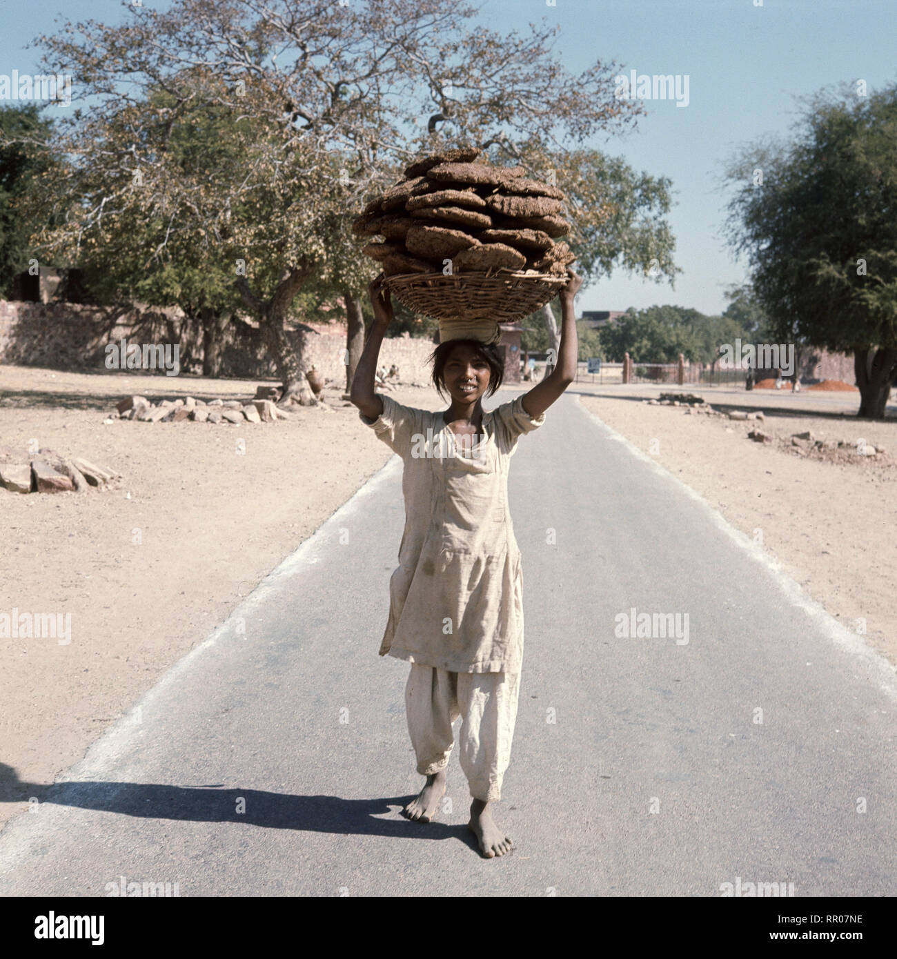 Inderin Mit einem Korb Brotfladen / Überschrift: Indien Foto Stock