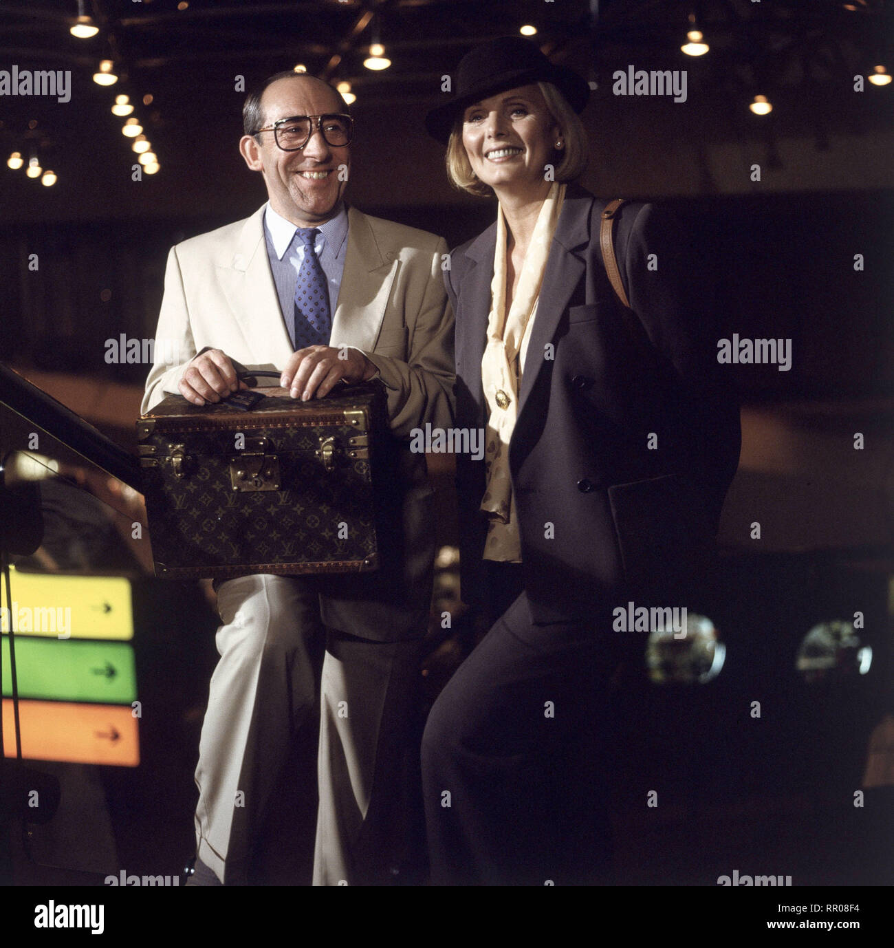 DIDI - DER DOPPELGäNGER / BRD 1984 / Reinhard Schwabenitzky Szene mit DIETER HALLERVORDEN (Bruno Koob / Hans Immer) und RUTH-MARIA KUBITSCHEK (Heidi Immer). 32182 / Überschrift: DIDI - DER DOPPELGÄNGER / BRD 1984 Foto Stock